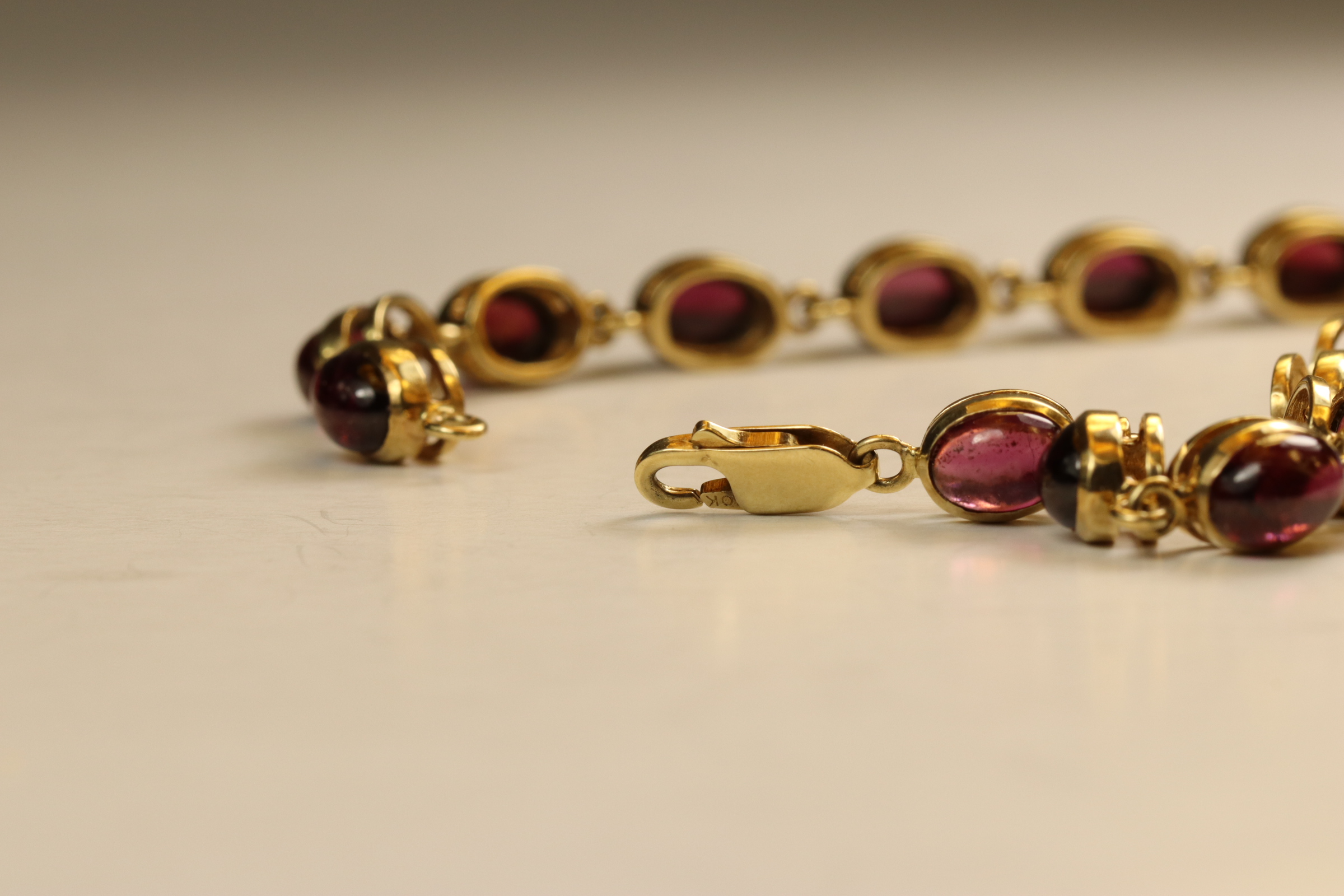 A Cabochon Garnet and 9 ct Yellow Gold Bracelet, Composed of sixteen oval shaped cabochon - Image 4 of 5