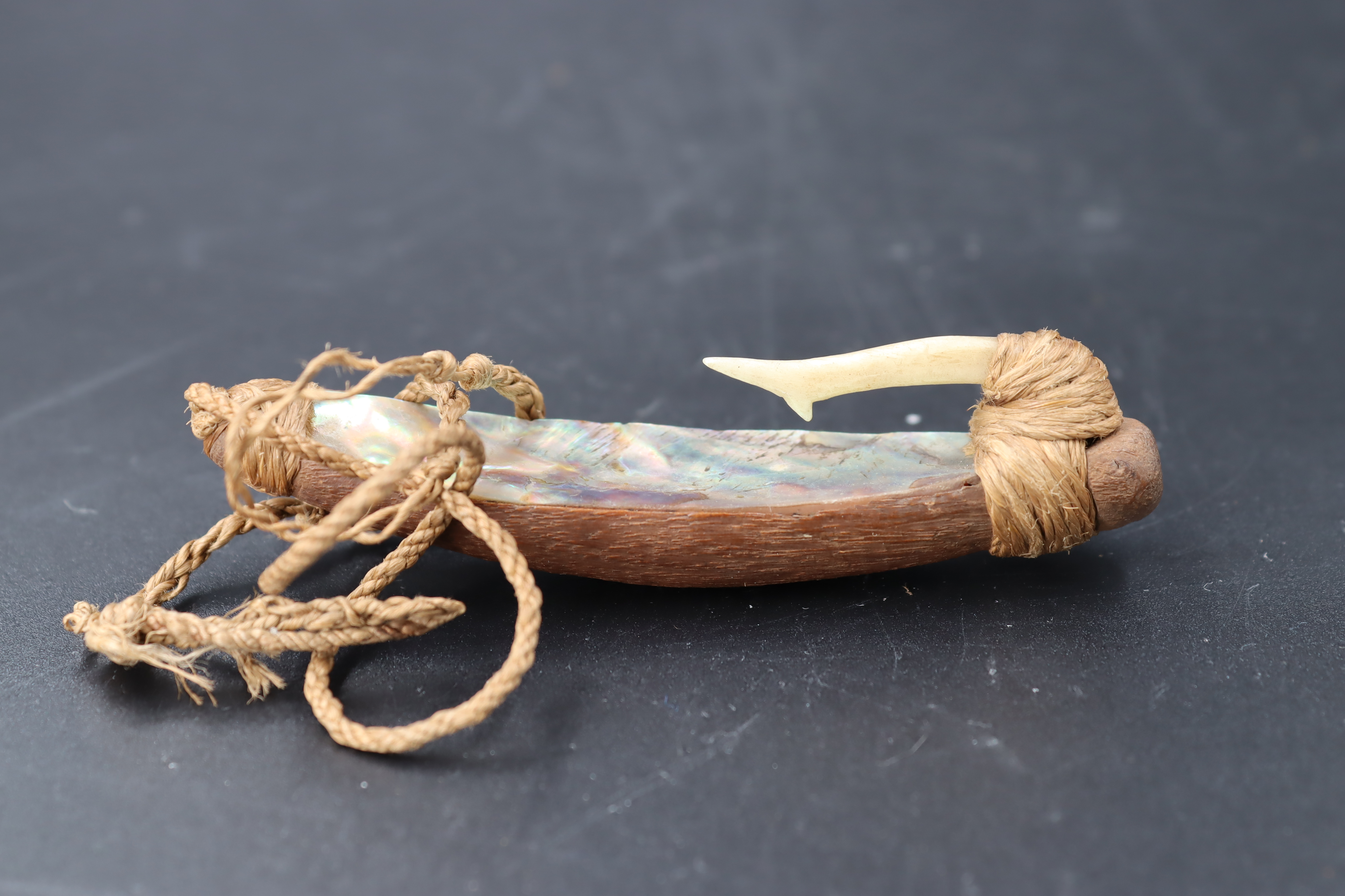 A Maori Fish Hook. New Zealand. Ca. 19th century.A fine Maori fish lure made with wood, haliotis - Image 6 of 9