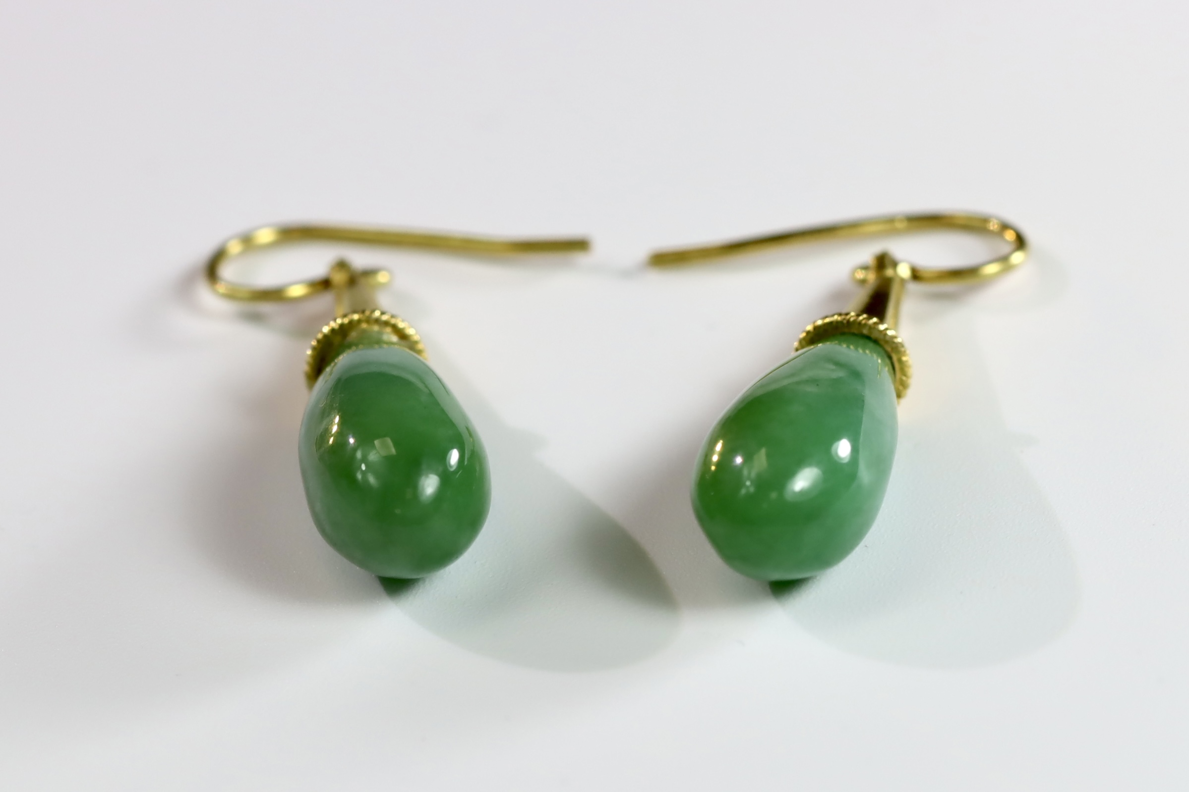 A Pair of 18 ct Yellow Gold and Jade style Pipkin Drop Earrings approx.5.5g.,L:3cm. approx.5.5g.,L: - Image 5 of 6