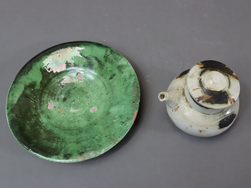 A Greenglazed Pottery Dish and a Ewer and Cover, possibly MingA Greenglazed Pottery Dish and a - Image 4 of 5