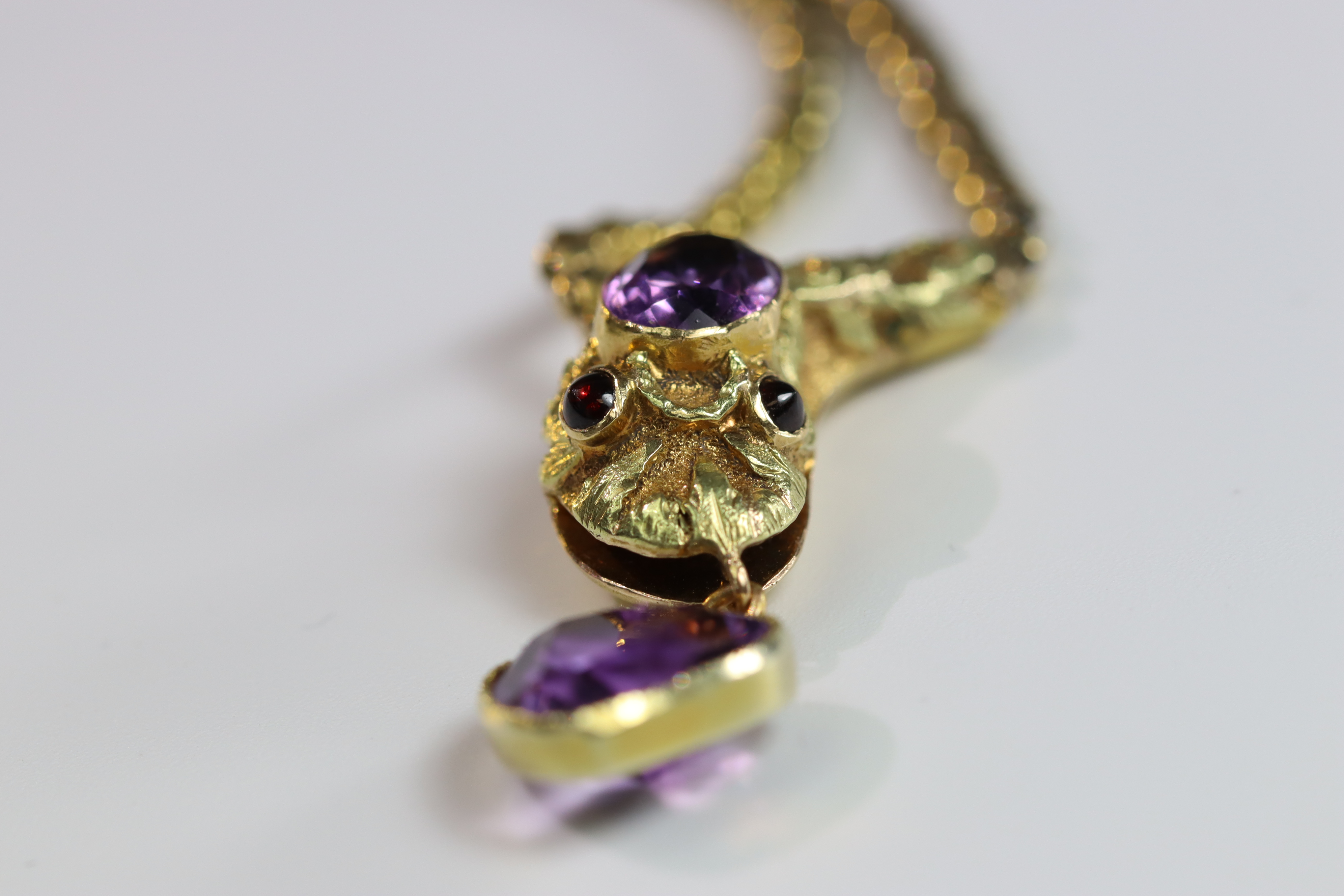 An Antique Gold and Amethyst Snake Necklace, circa1860,the head set with an oval shaped millgrain - Bild 5 aus 13