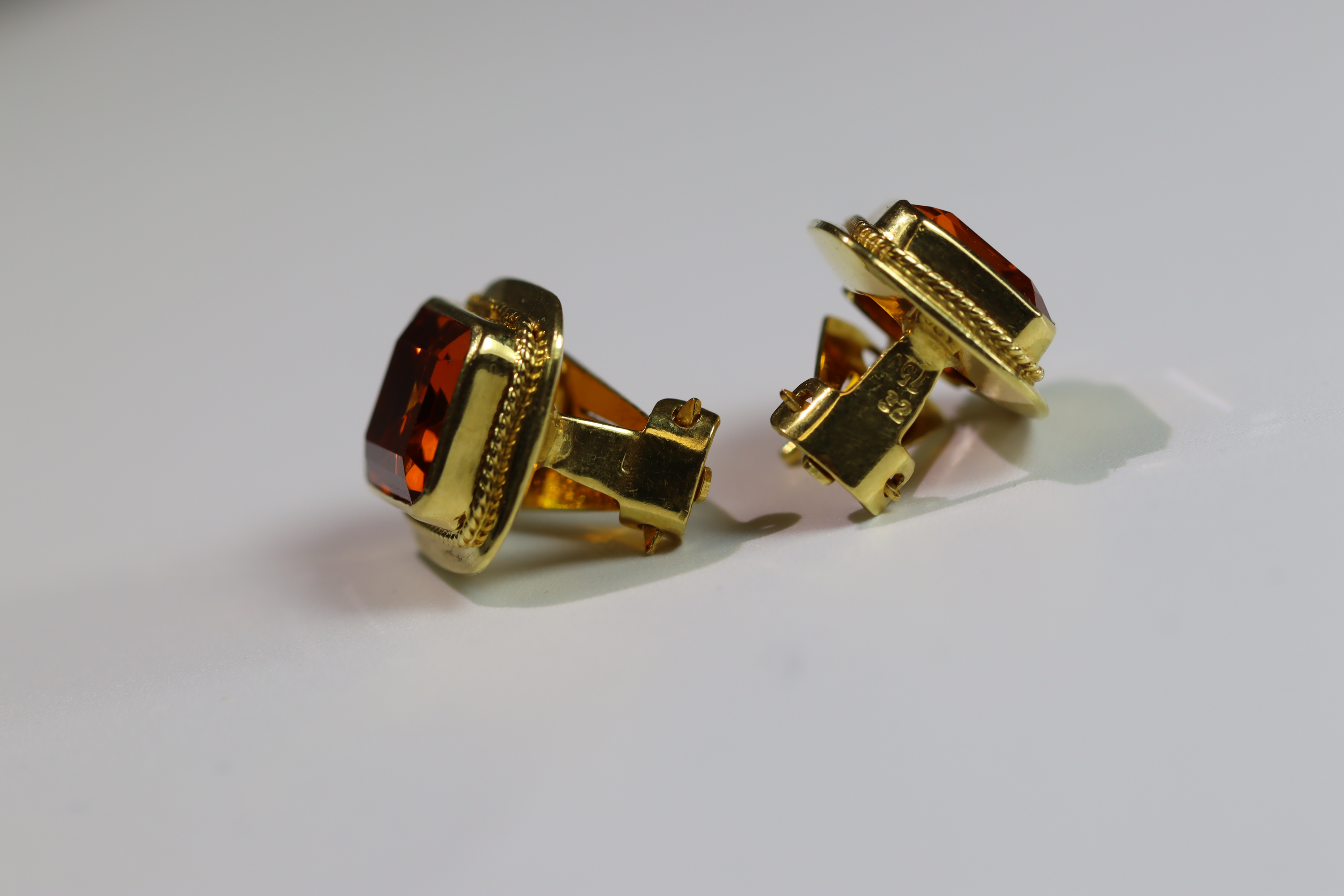 A Pair of man-made Orange Citrine(?) and Yellow Metal (stamped 750) Single Stone Earrings each - Bild 8 aus 8