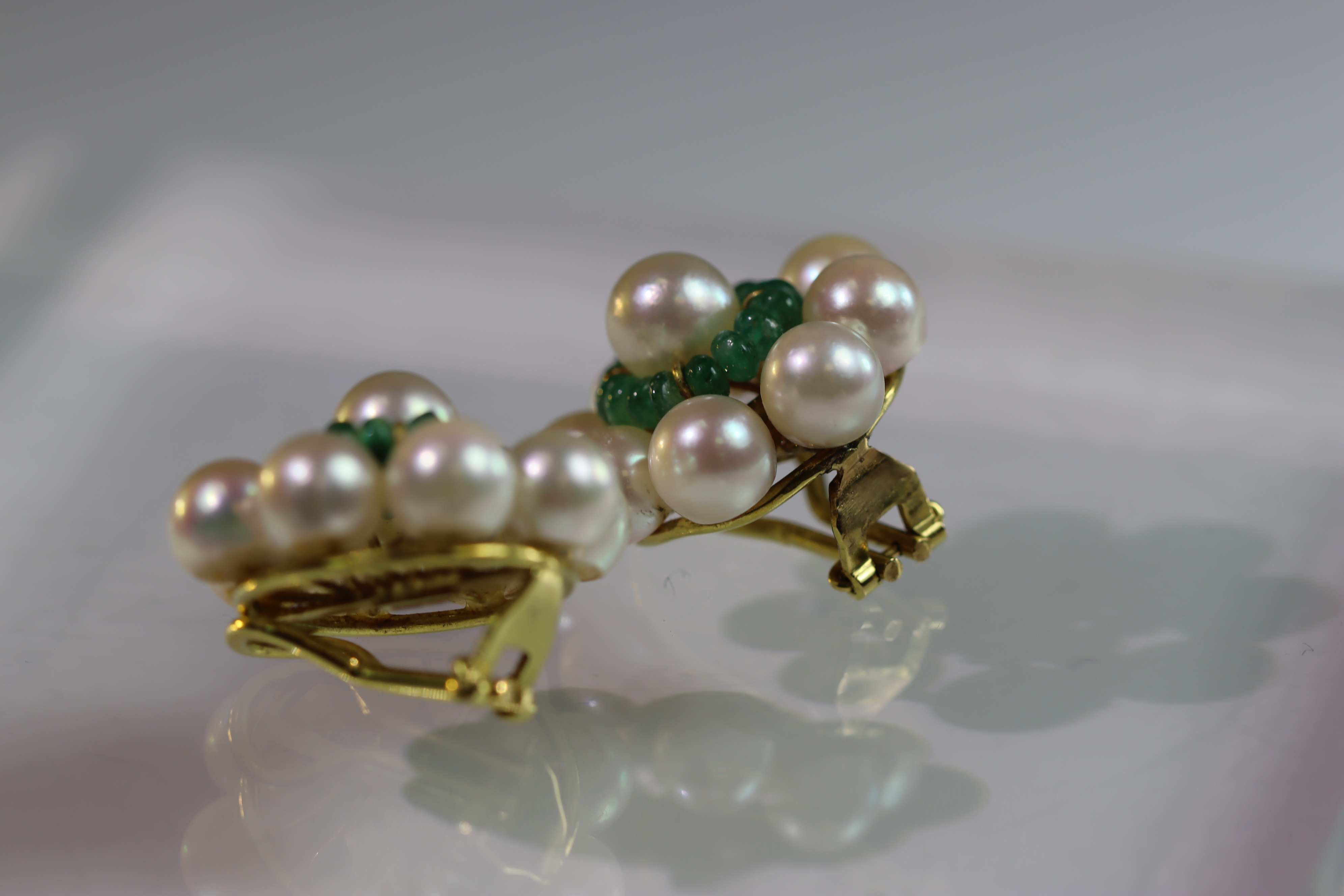 A Pair of Cultured Pearl and Emerald Circular Cluster Earrings each set with a 7.9mm cultured - Image 8 of 13