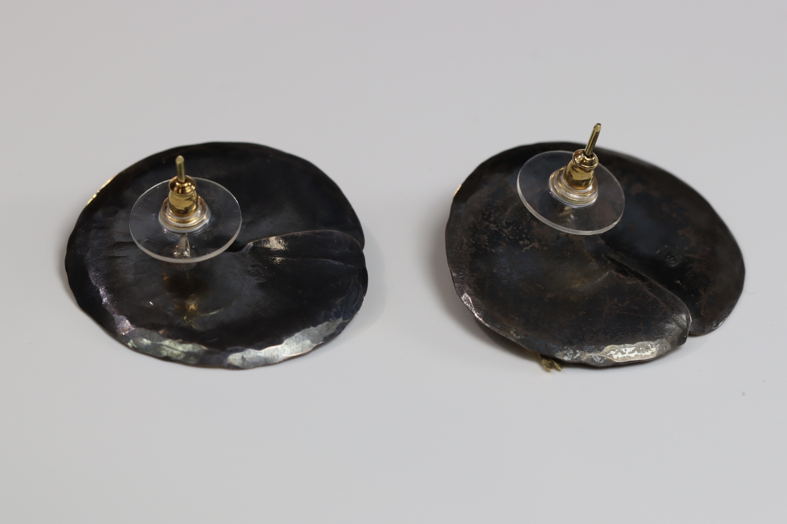 A Striking Pair of Japanese 18 k Yellow Gold and oxidised Silver Lilypad Earrings, approx.15.29g. - Image 4 of 8