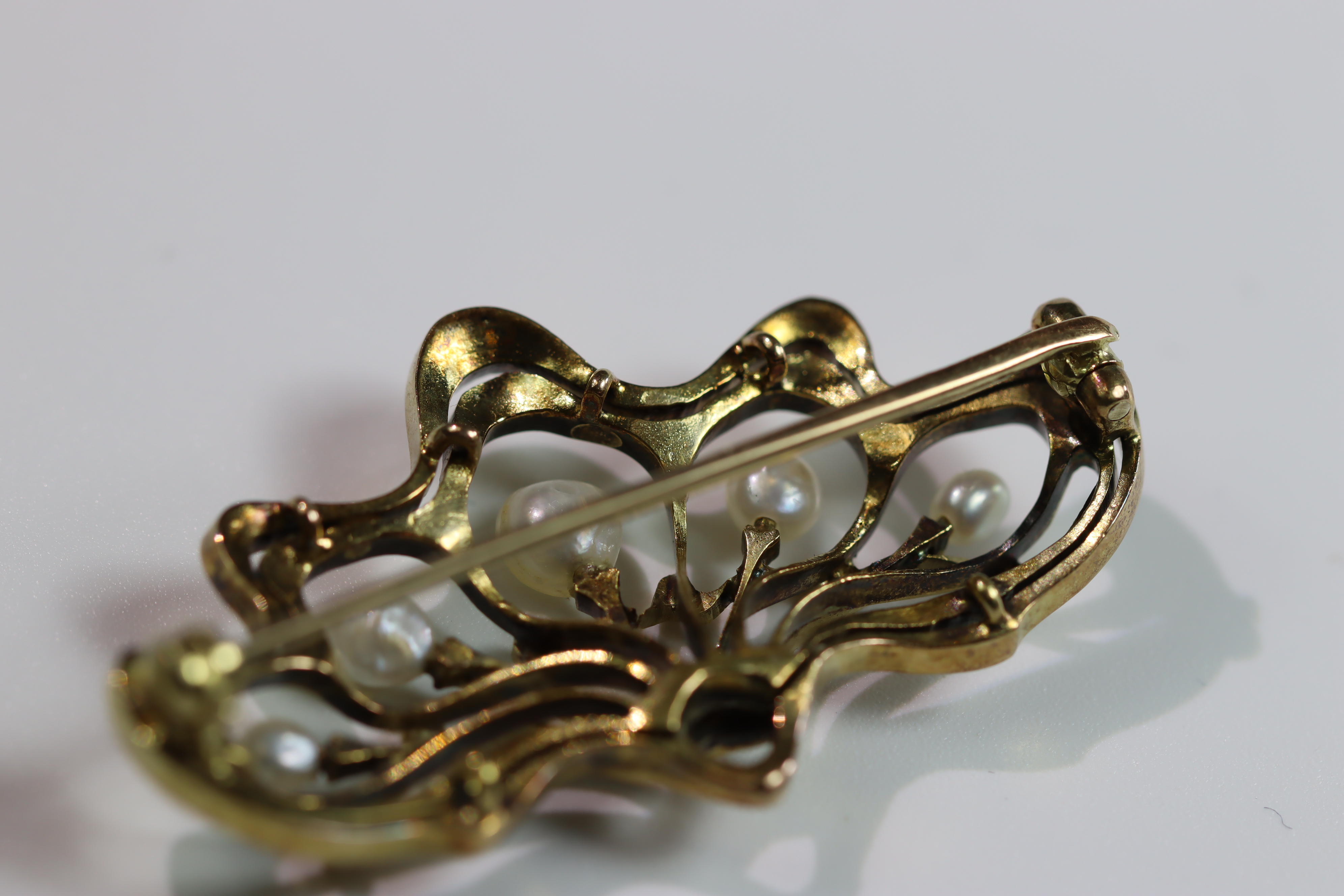 A Natural Pearl and Yellow Gold Brooch, circa 1910 of Art Nouveau style set with five graduated - Image 6 of 11