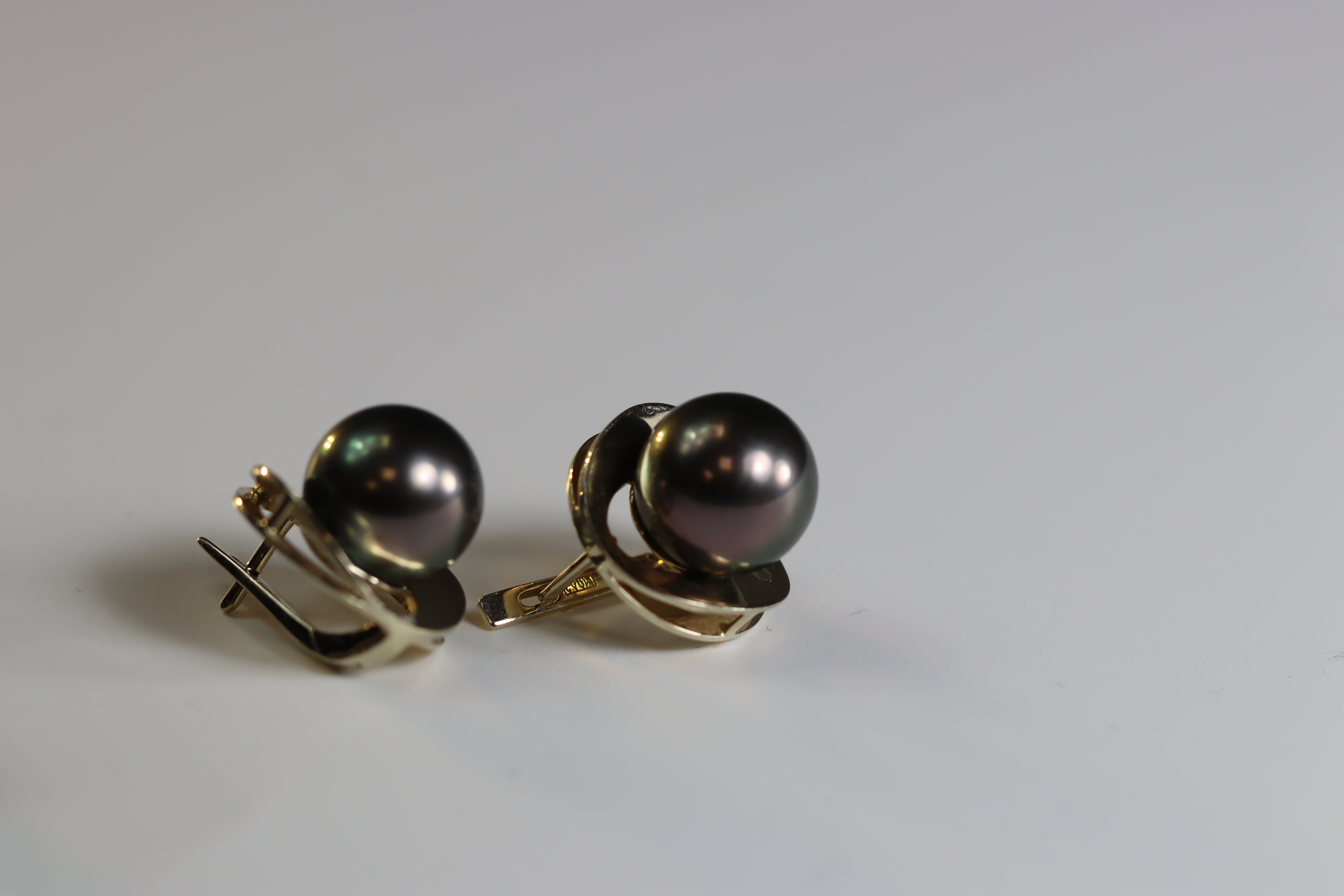 A Pair of Tahitian Black Cultured Pearl Earclips and a matching single Tahitian black cultured pearl - Image 7 of 10