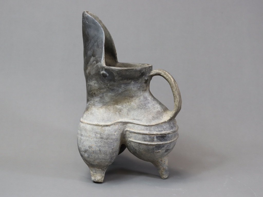 A Black Pottery Tripod Vessel, Neolithic,with spout shaped like a bird head , restoration upper - Image 2 of 7