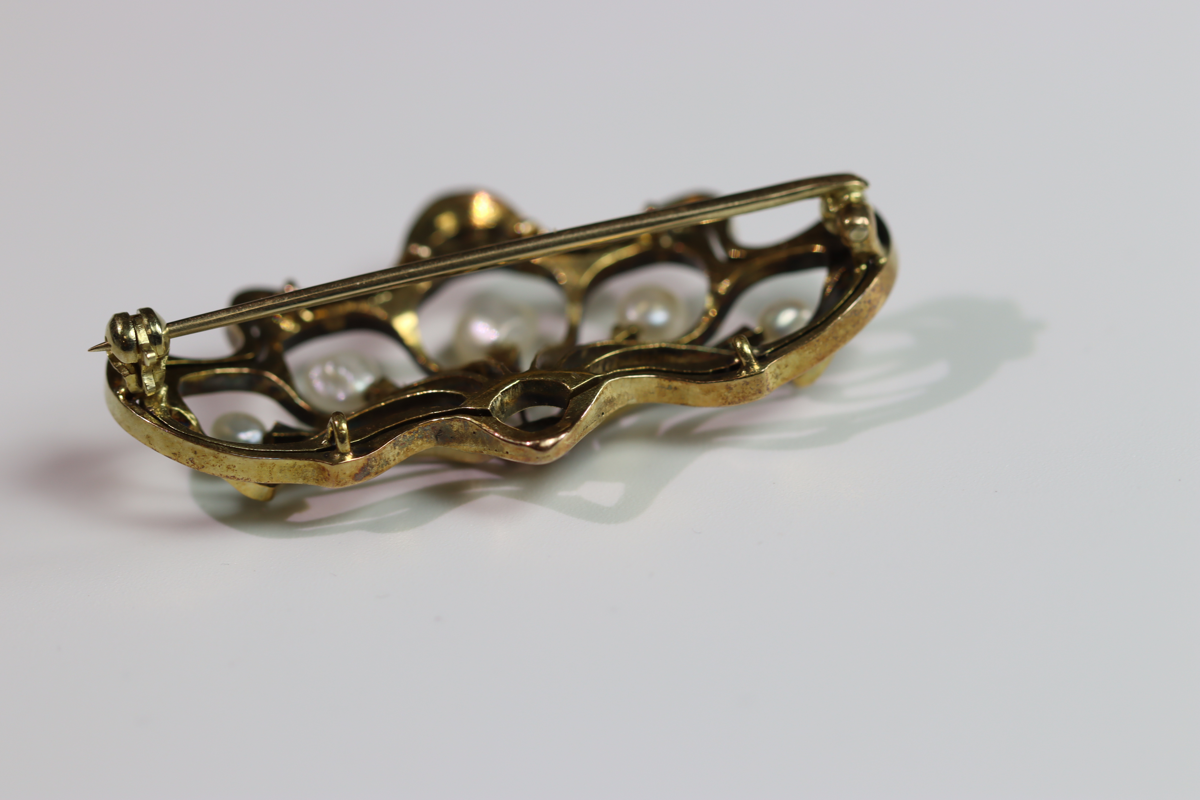 A Natural Pearl and Yellow Gold Brooch, circa 1910 of Art Nouveau style set with five graduated - Image 7 of 11