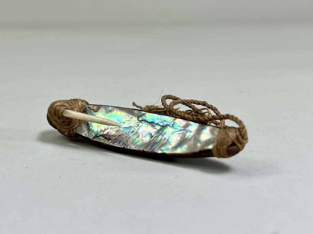 A Maori Fish Hook. New Zealand. Ca. 19th century.A fine Maori fish lure made with wood, haliotis - Image 2 of 9