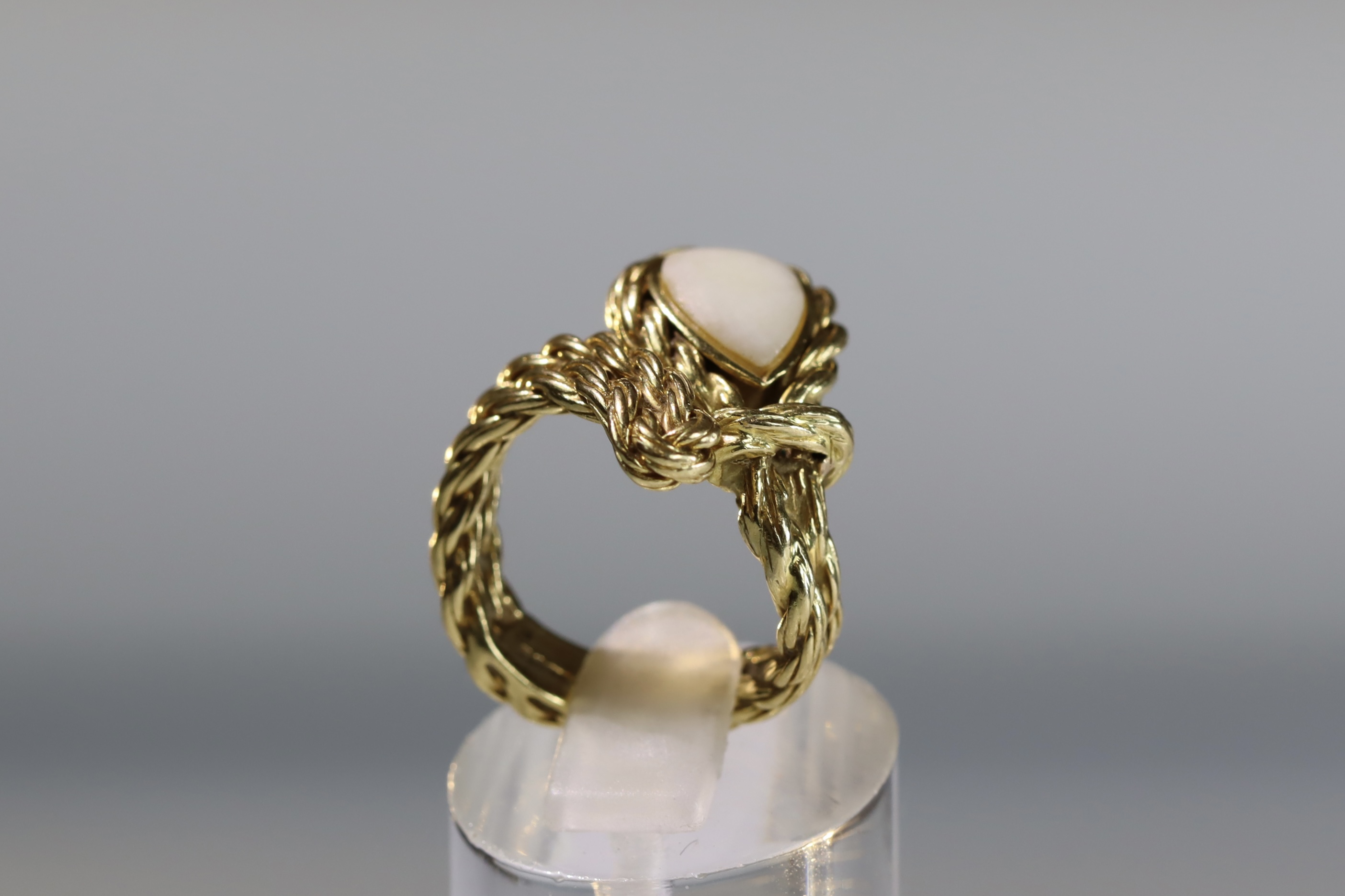 A Kutchinsky White Coral Ring set in 18k Gold, signed in full.dated 1975 size j size j