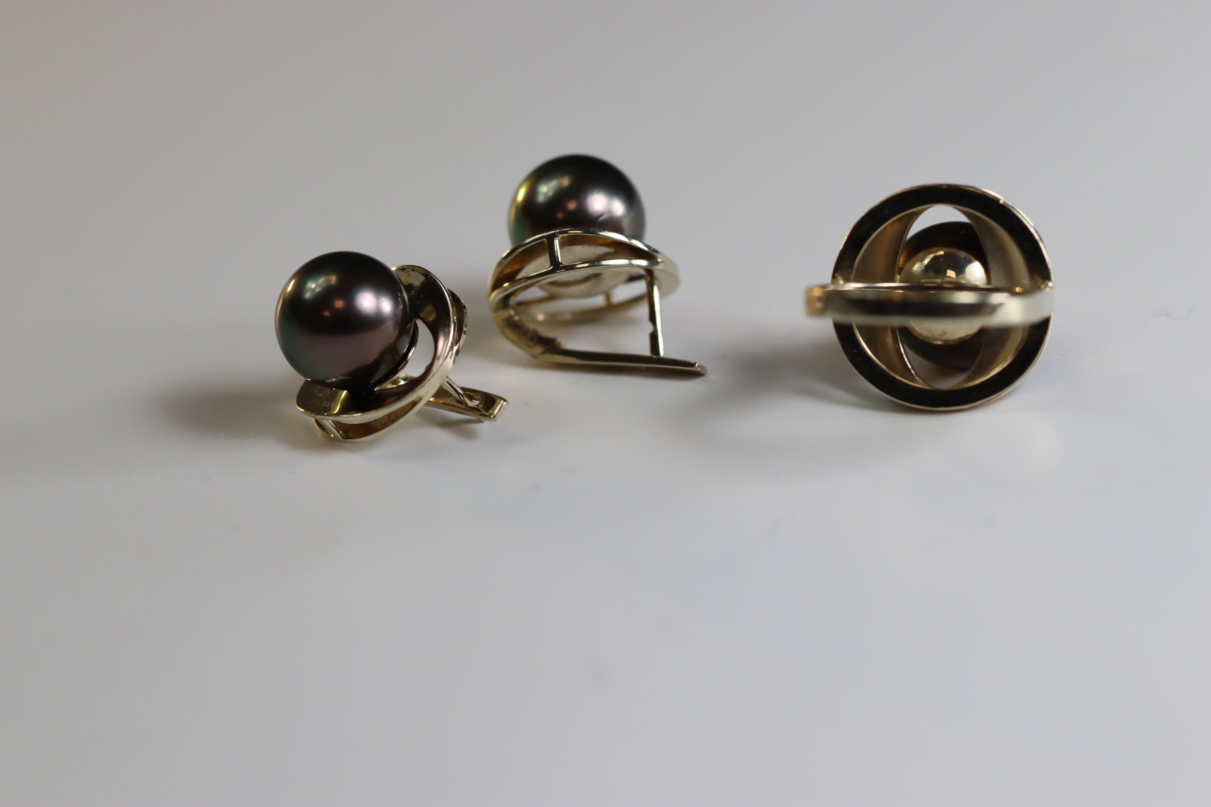 A Pair of Tahitian Black Cultured Pearl Earclips and a matching single Tahitian black cultured pearl - Image 10 of 10