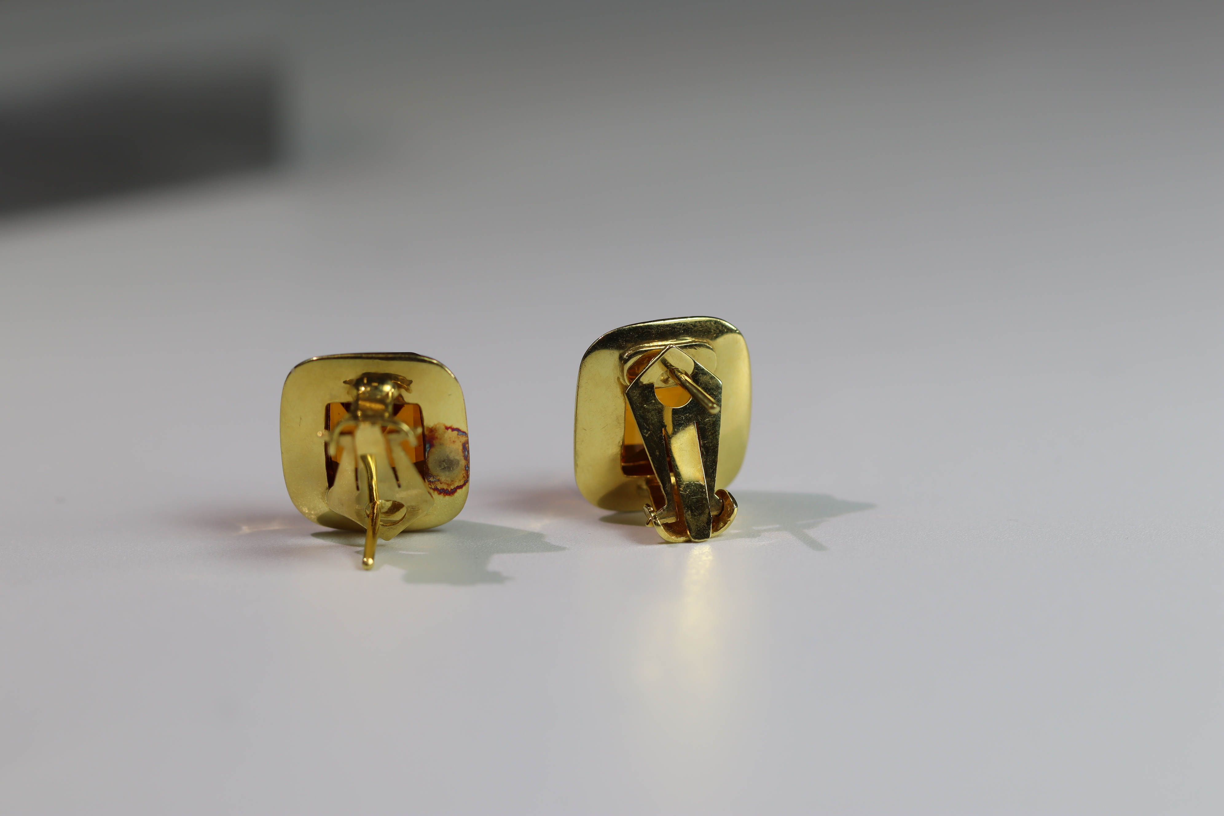 A Pair of man-made Orange Citrine(?) and Yellow Metal (stamped 750) Single Stone Earrings each - Bild 6 aus 8