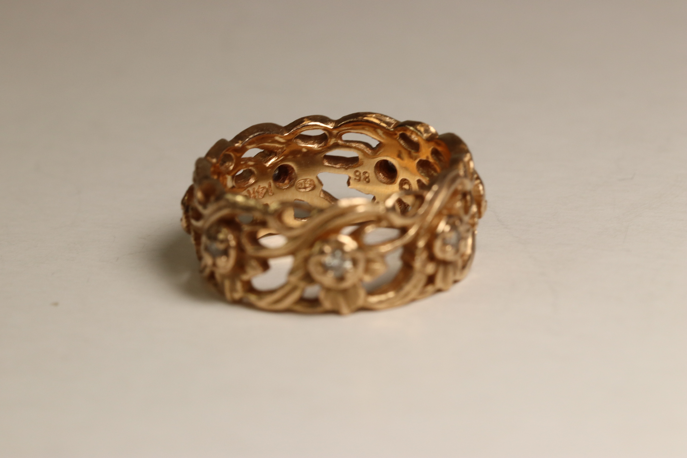 A Pretty Rose-coloured 14 ct Gold and Diamond  set Art Nouveau style Band Ring, circa 1980s The