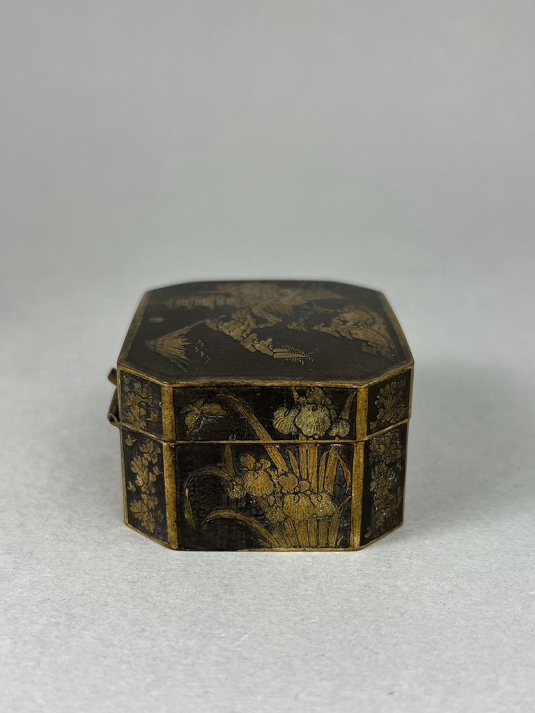 A Japanese Inlaid Metal Snuffbox, Meiji periodA Japanese inlaid metal Snuffbox and hinged Cover, - Image 5 of 6
