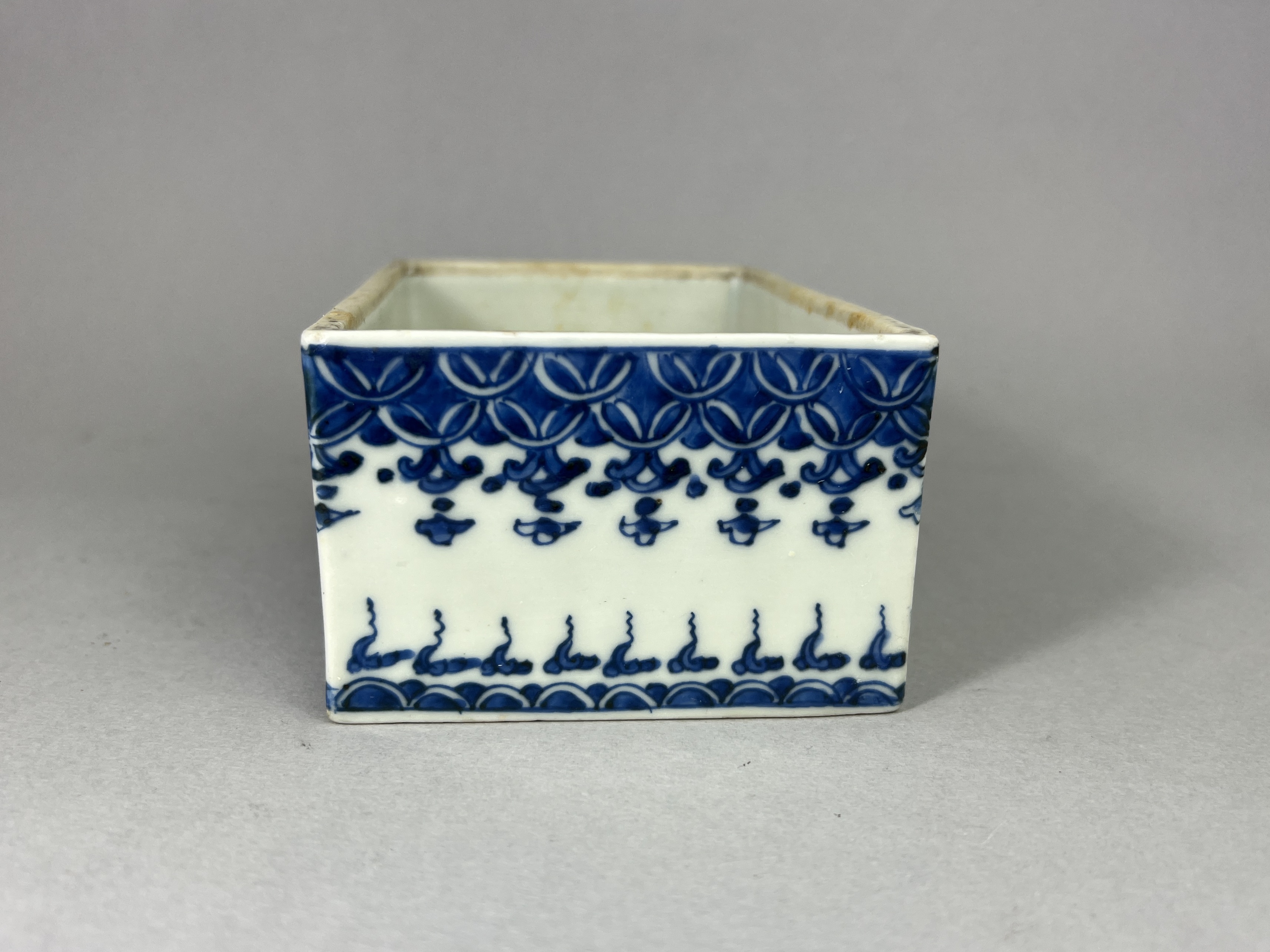 Four Japanese porcelain items, 19th centuryJapanese porcelain, 19th century, the four attractive - Image 10 of 23