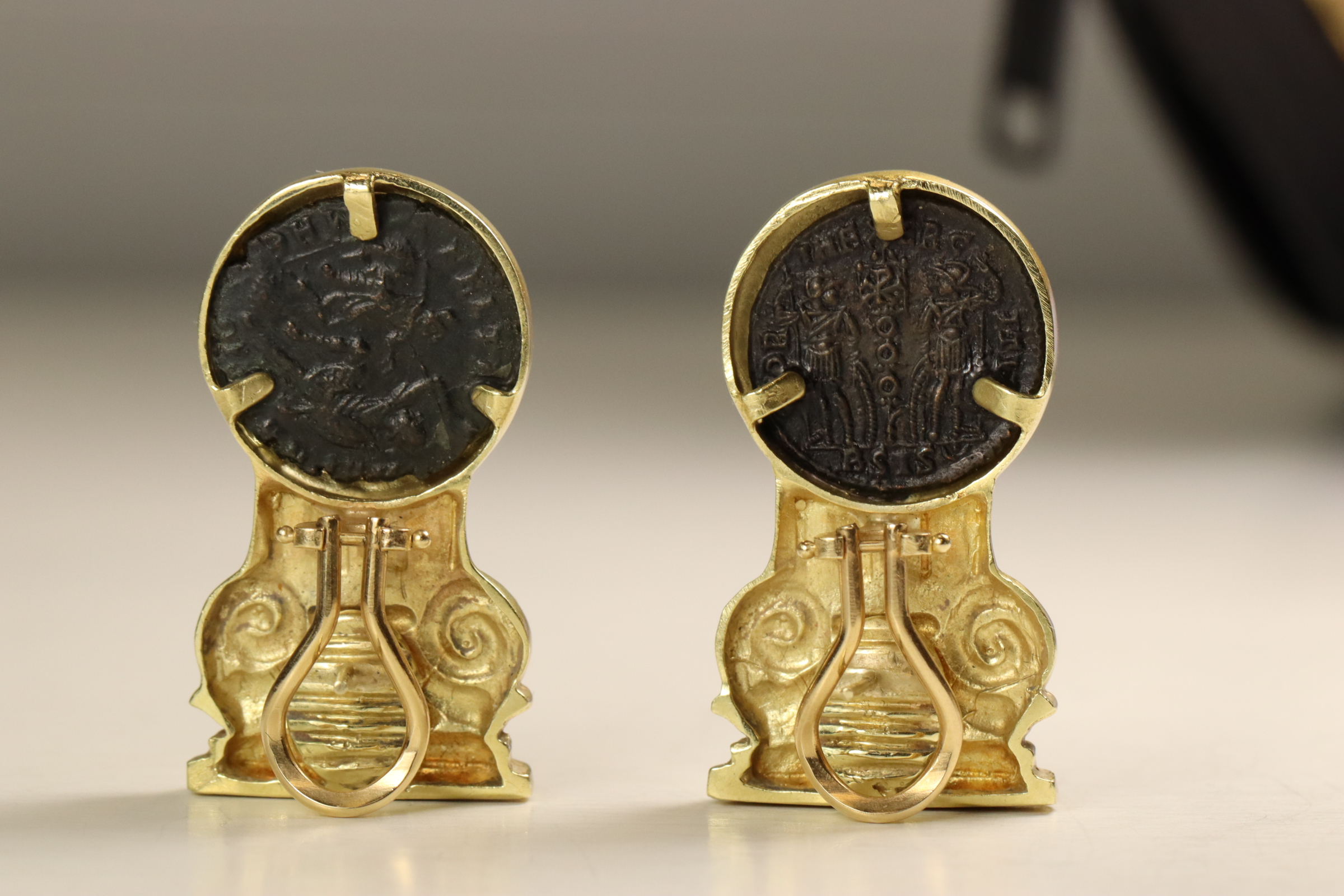 A Pair of 14 ct Yellow Gold and ‘Roman Coin’ Earrings, The tops with classical columns in yellow - Image 4 of 6