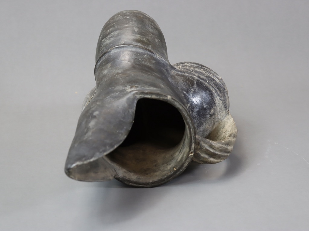 A Black Pottery Tripod Vessel, Neolithic,with spout shaped like a bird head , restoration upper - Image 7 of 7