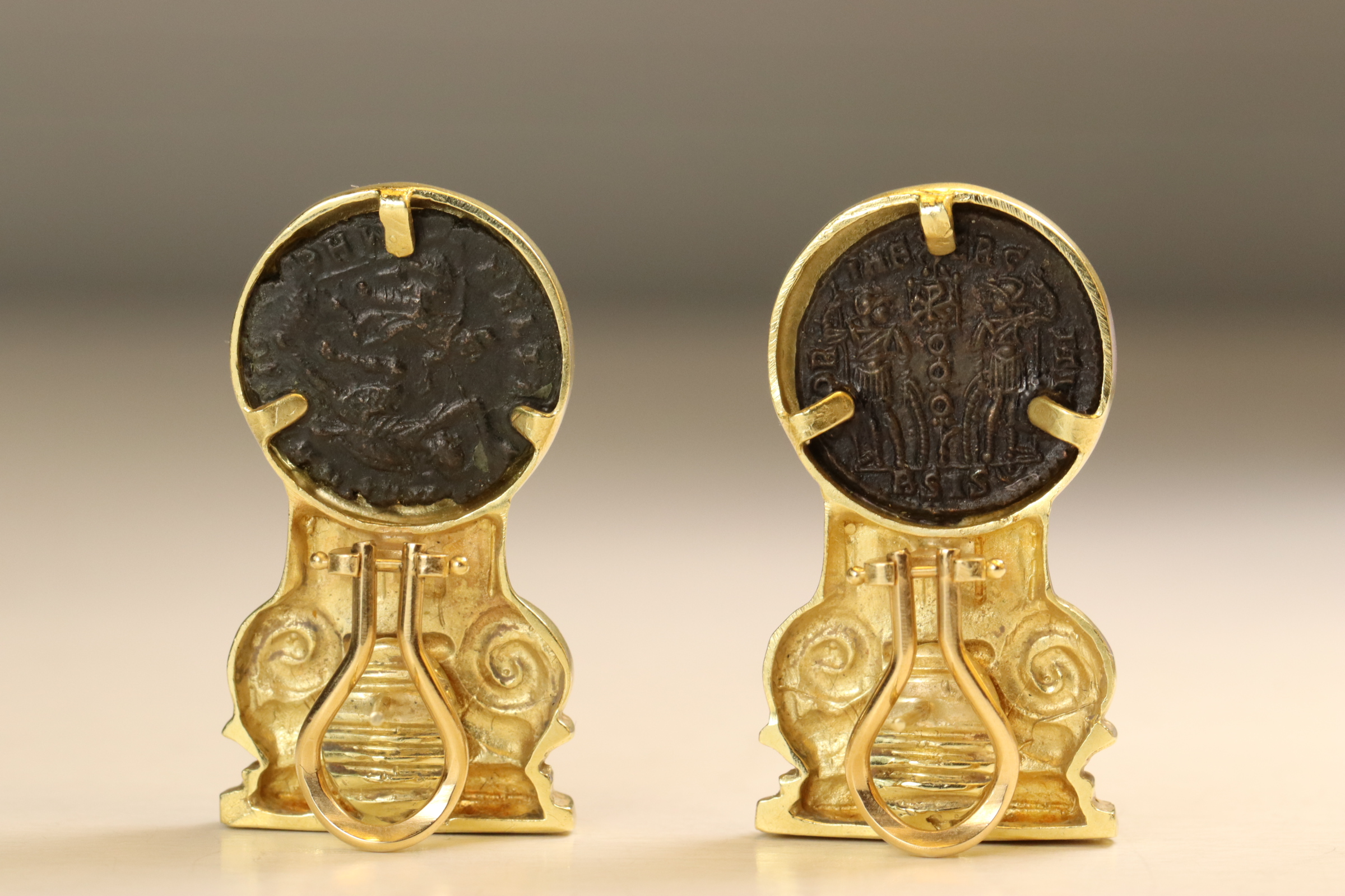 A Pair of 14 ct Yellow Gold and ‘Roman Coin’ Earrings, The tops with classical columns in yellow - Image 5 of 6