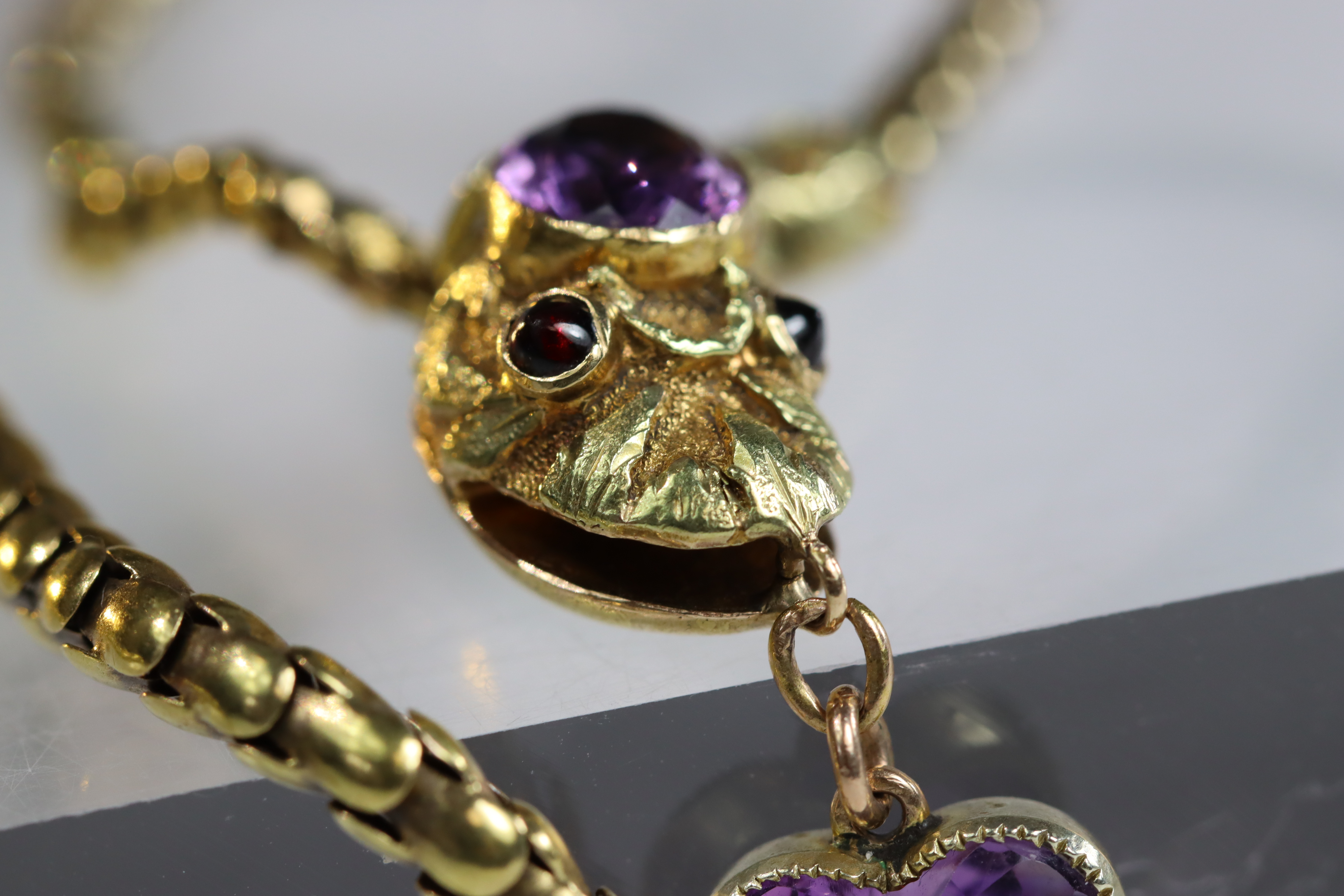 An Antique Gold and Amethyst Snake Necklace, circa1860,the head set with an oval shaped millgrain - Bild 13 aus 13