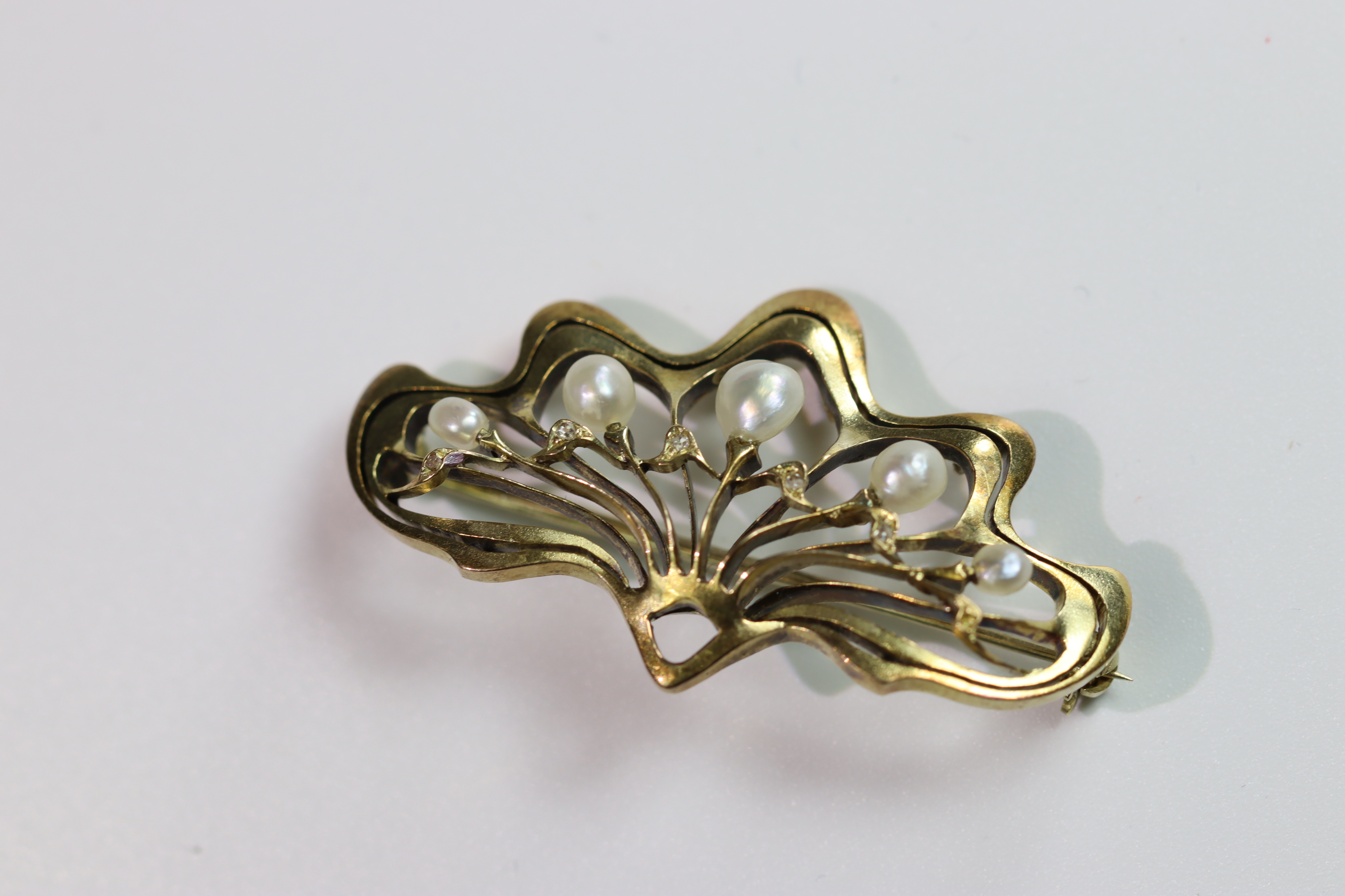 A Natural Pearl and Yellow Gold Brooch, circa 1910 of Art Nouveau style set with five graduated - Image 4 of 11