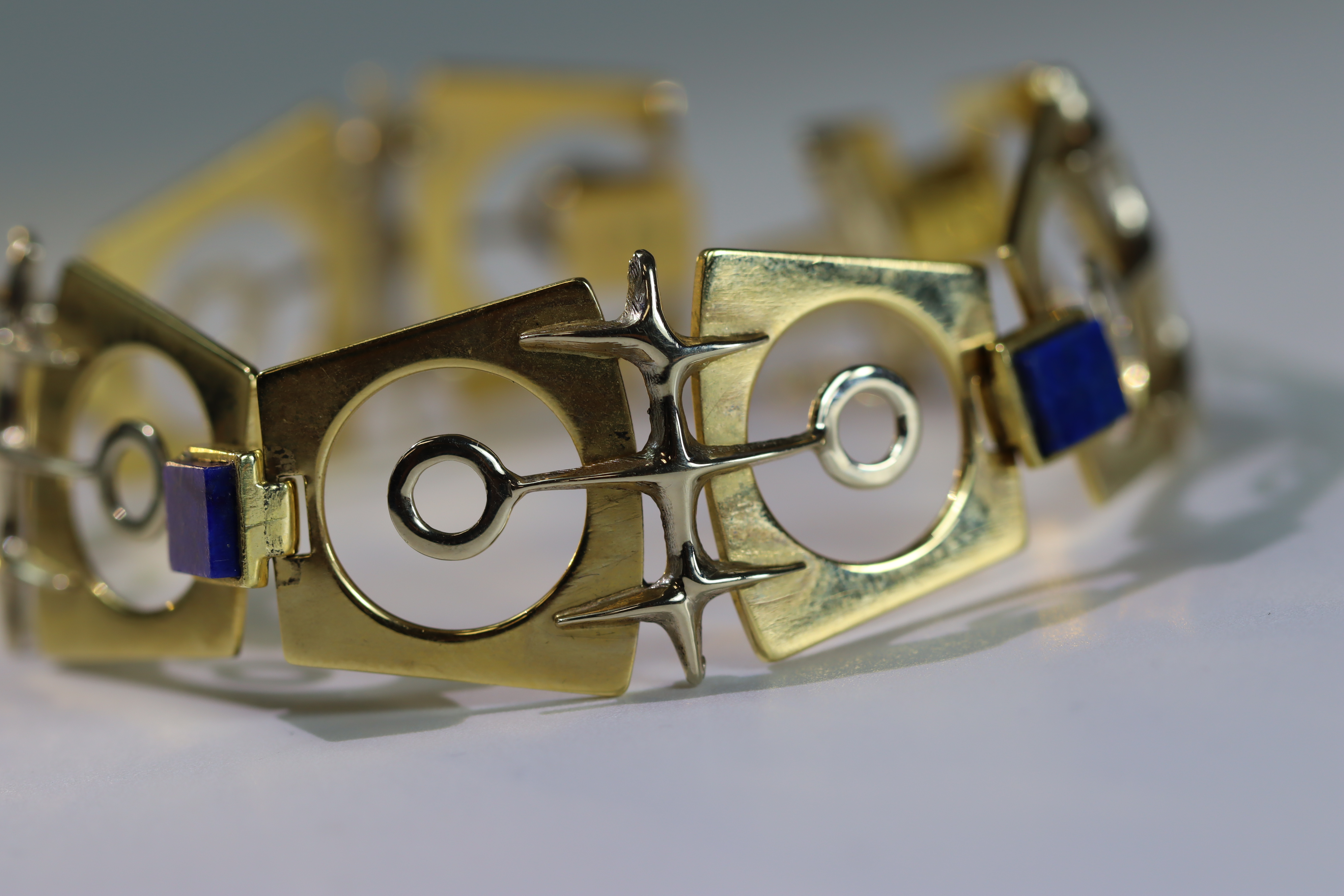 An Italian 18k Gold Bracelet set with Lapis lazuli, designed by Galoppi. Fully signed. Weight 44. - Image 3 of 15