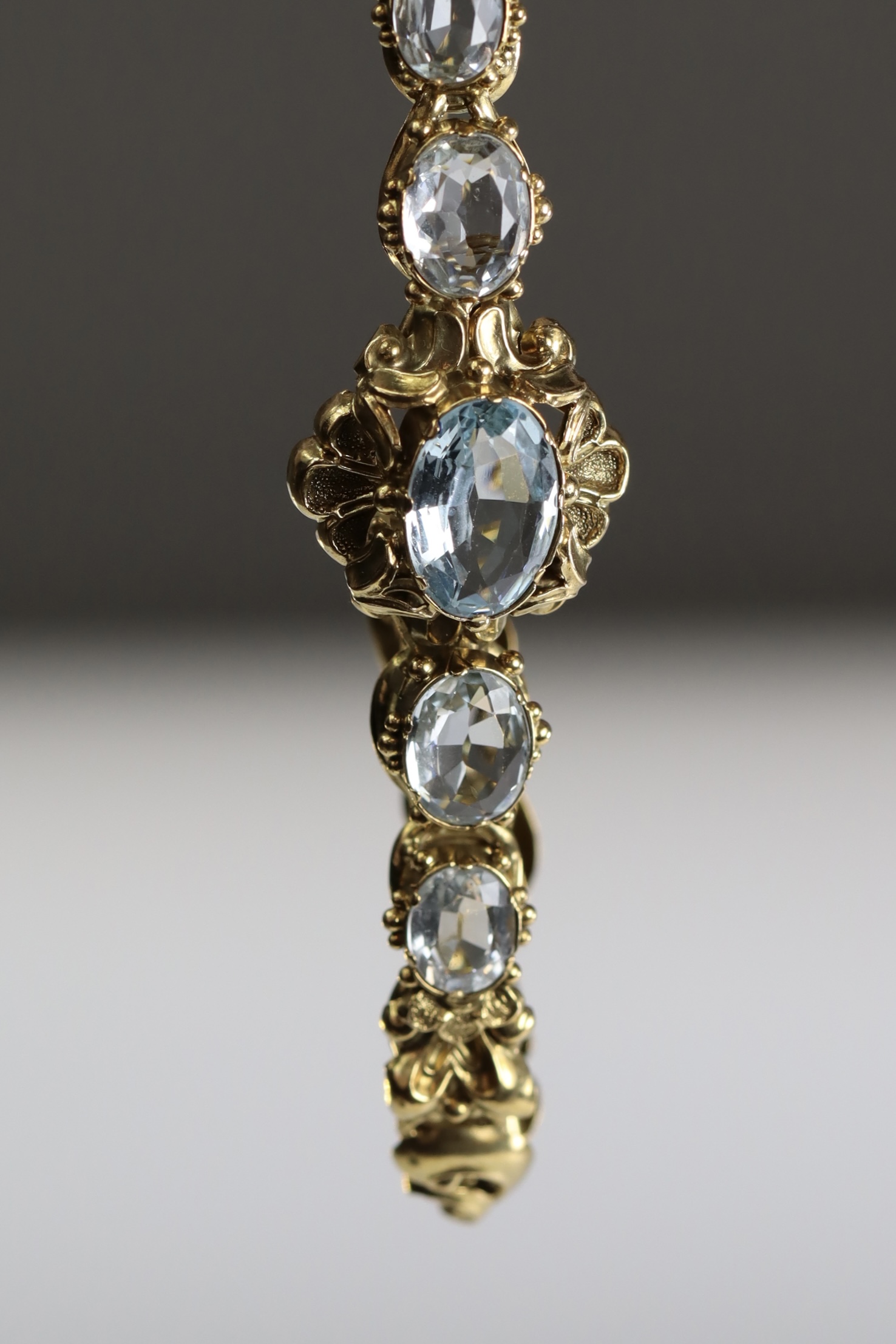 An Antique Aquamarine and 15 ct  Yellow Gold Bracelet, circa 1860, the front set with five graduated - Image 6 of 11