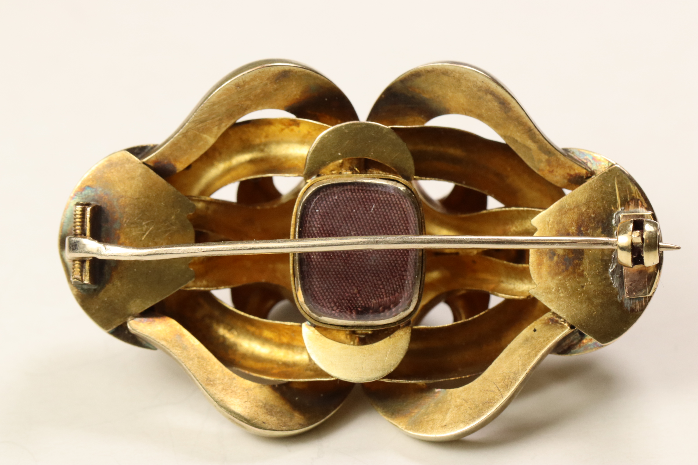 An Antique Cabochon Garnet and 18 ct Yellow Gold Brooch, circa 1860. Set with three graduated - Image 4 of 6