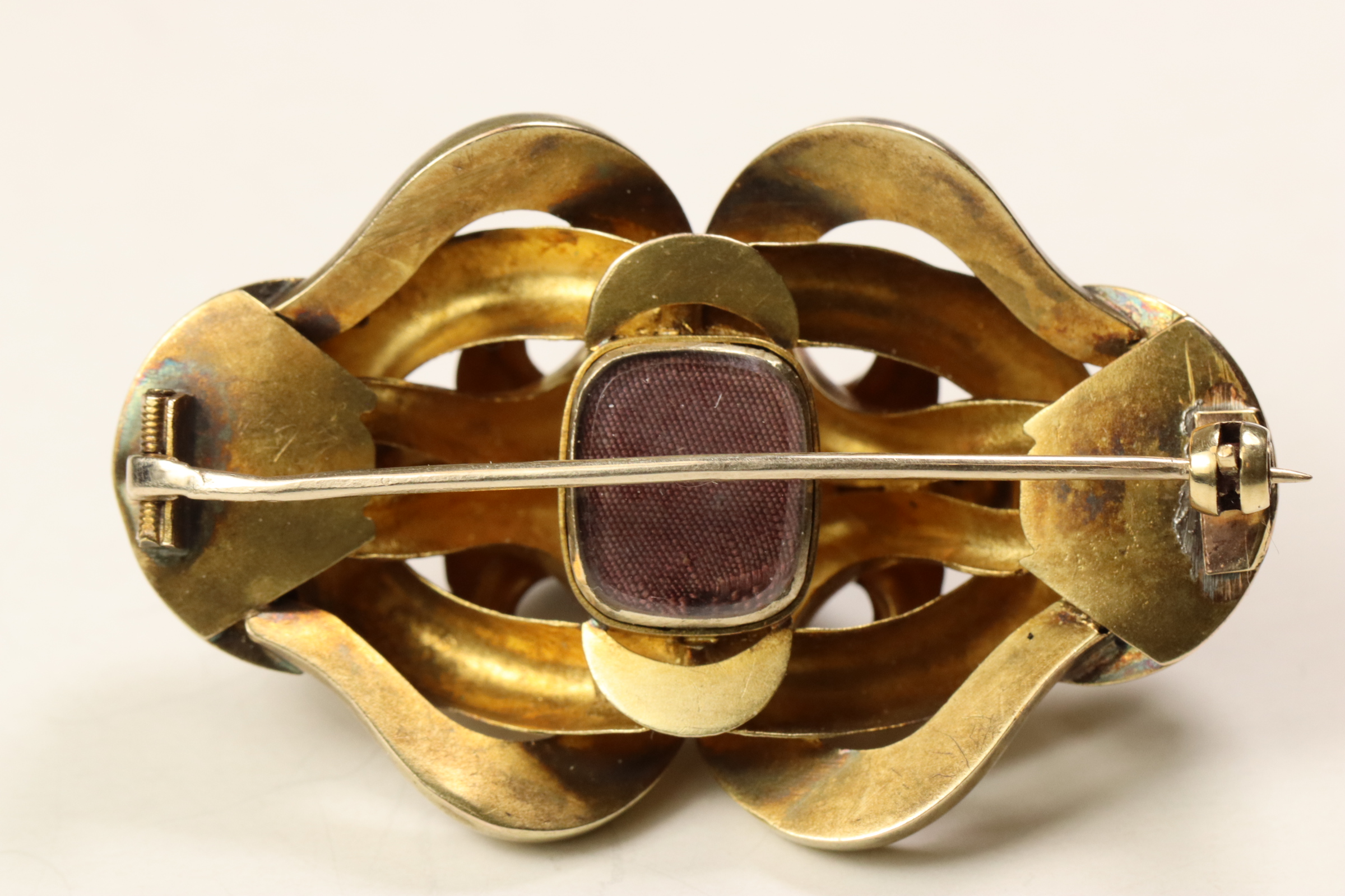 An Antique Cabochon Garnet and 18 ct Yellow Gold Brooch, circa 1860. Set with three graduated - Bild 4 aus 6