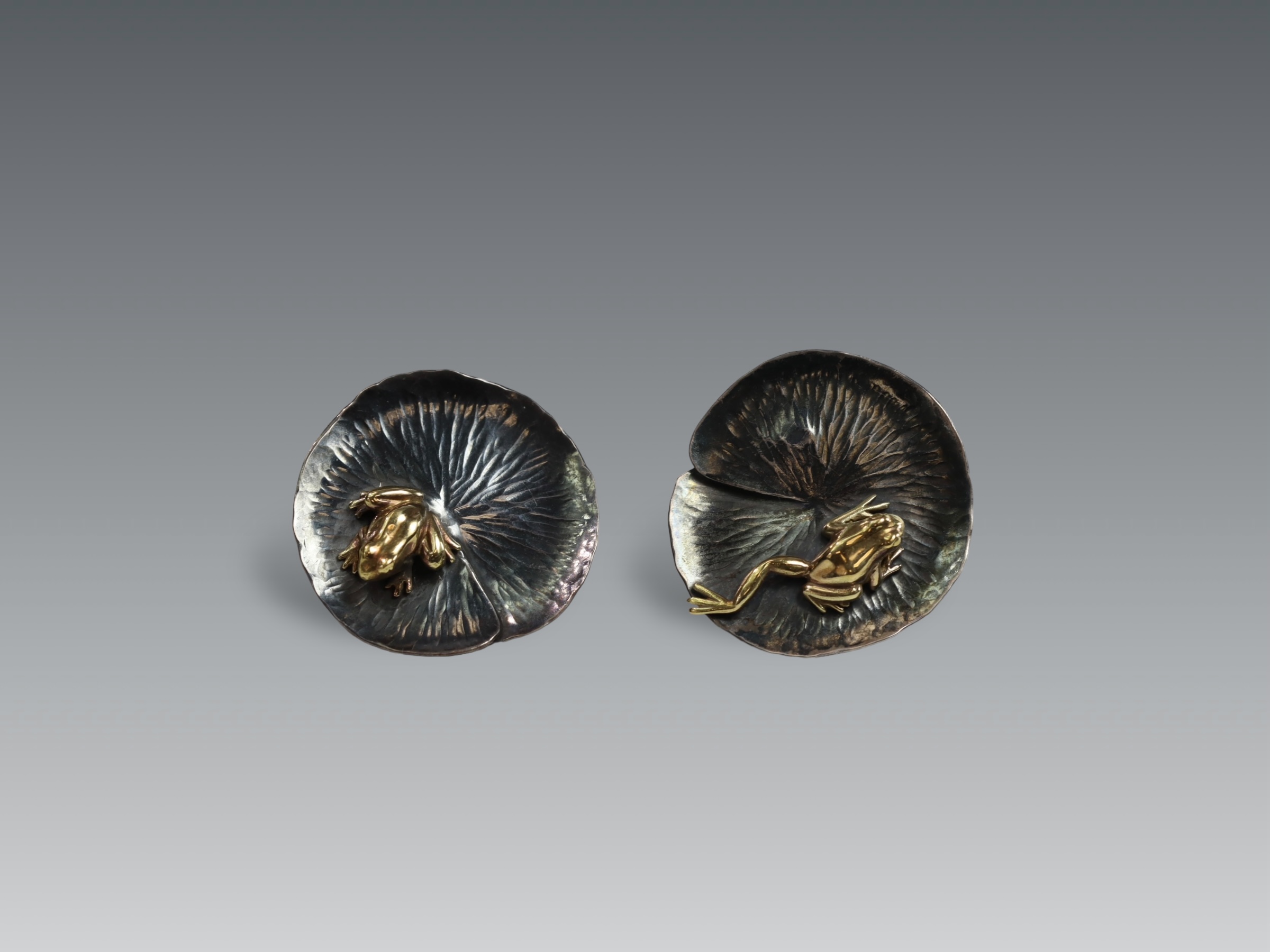 A Striking Pair of Japanese 18 k Yellow Gold and oxidised Silver Lilypad Earrings, approx.15.29g.