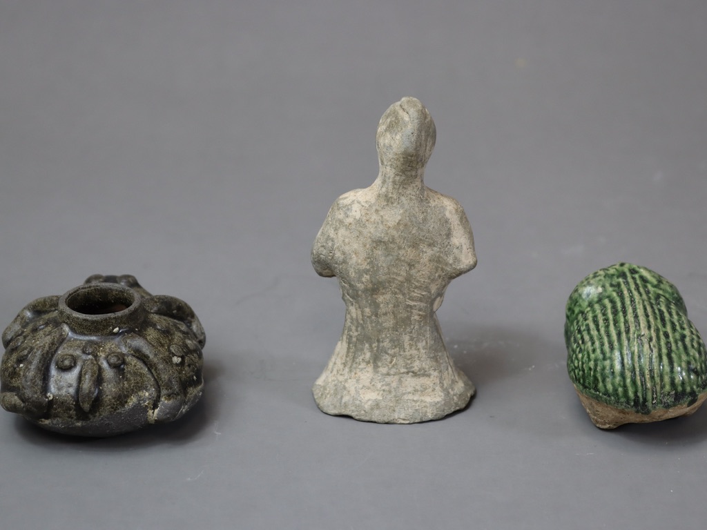 A Miniature Pottery Figure, Han dynasty, together with a Sawankhalok stoneware toad waterdropper, - Image 3 of 7
