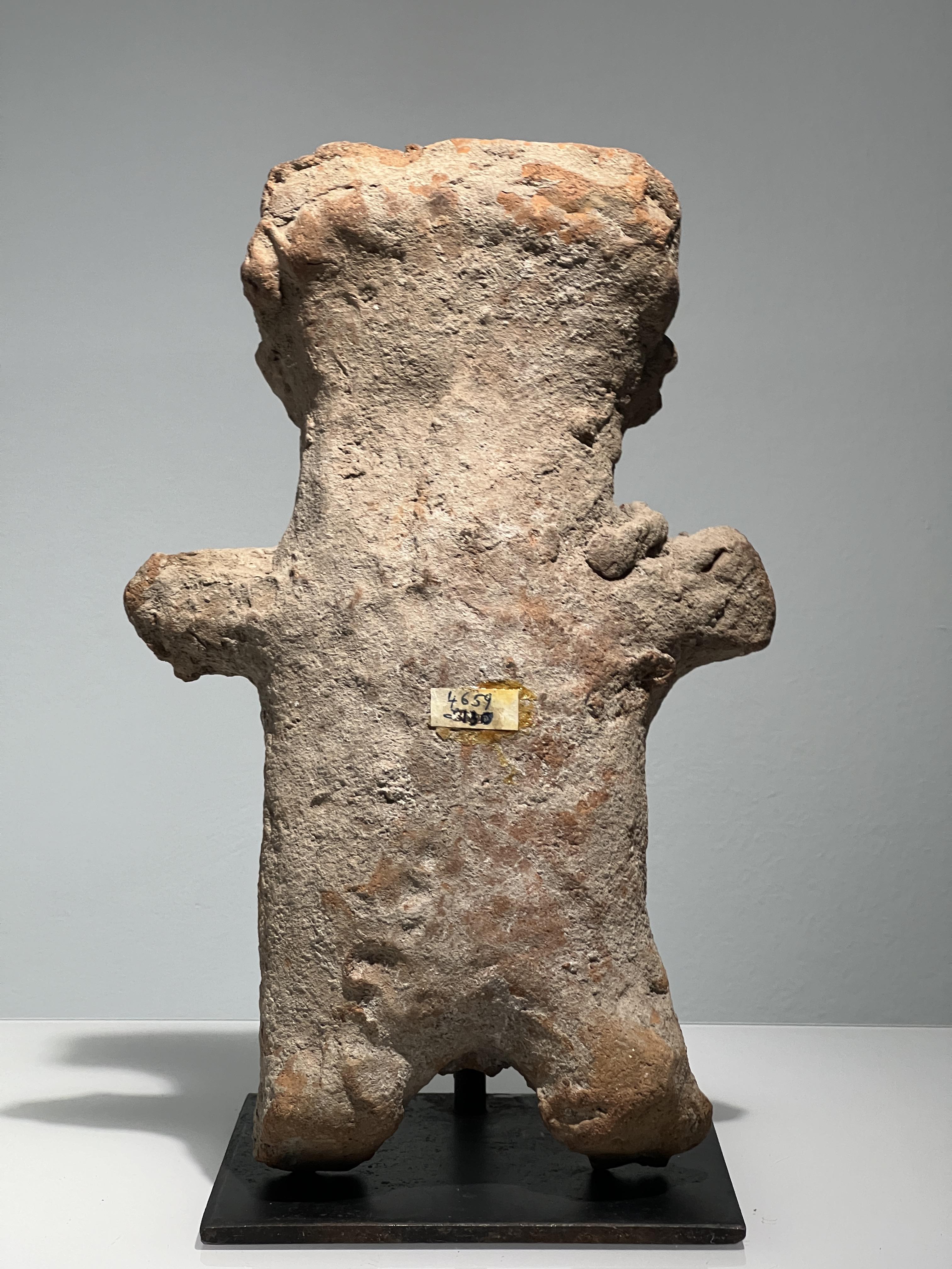 A Mezcala Culture female figure, Mexico, ca. 700-200 BC.Large terracotta figure depicted with - Image 5 of 6