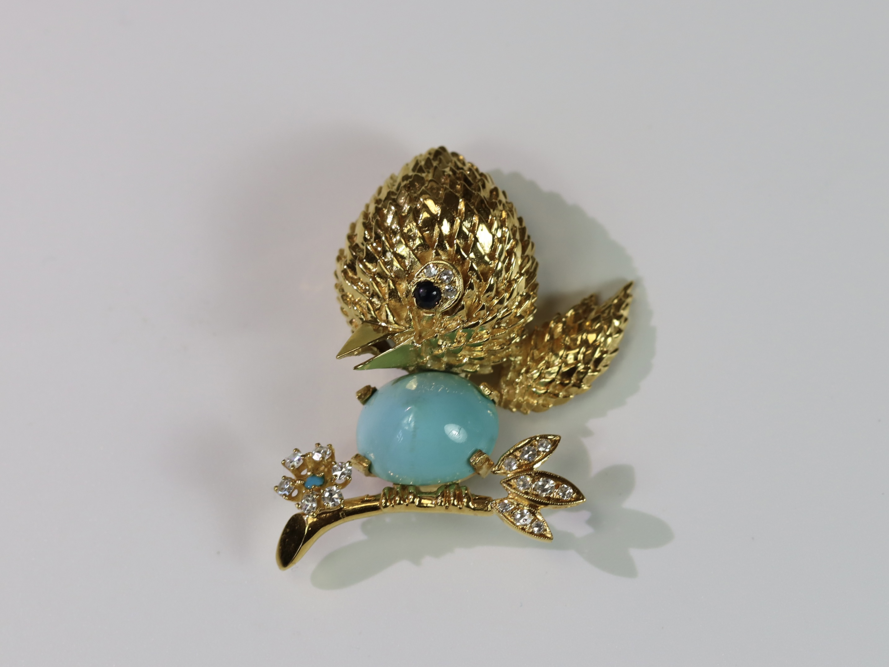 An Unusual Cheeky Bird 18 ct gold Brooch, the body formed from a cabochon turquoise with diamond set - Image 6 of 9