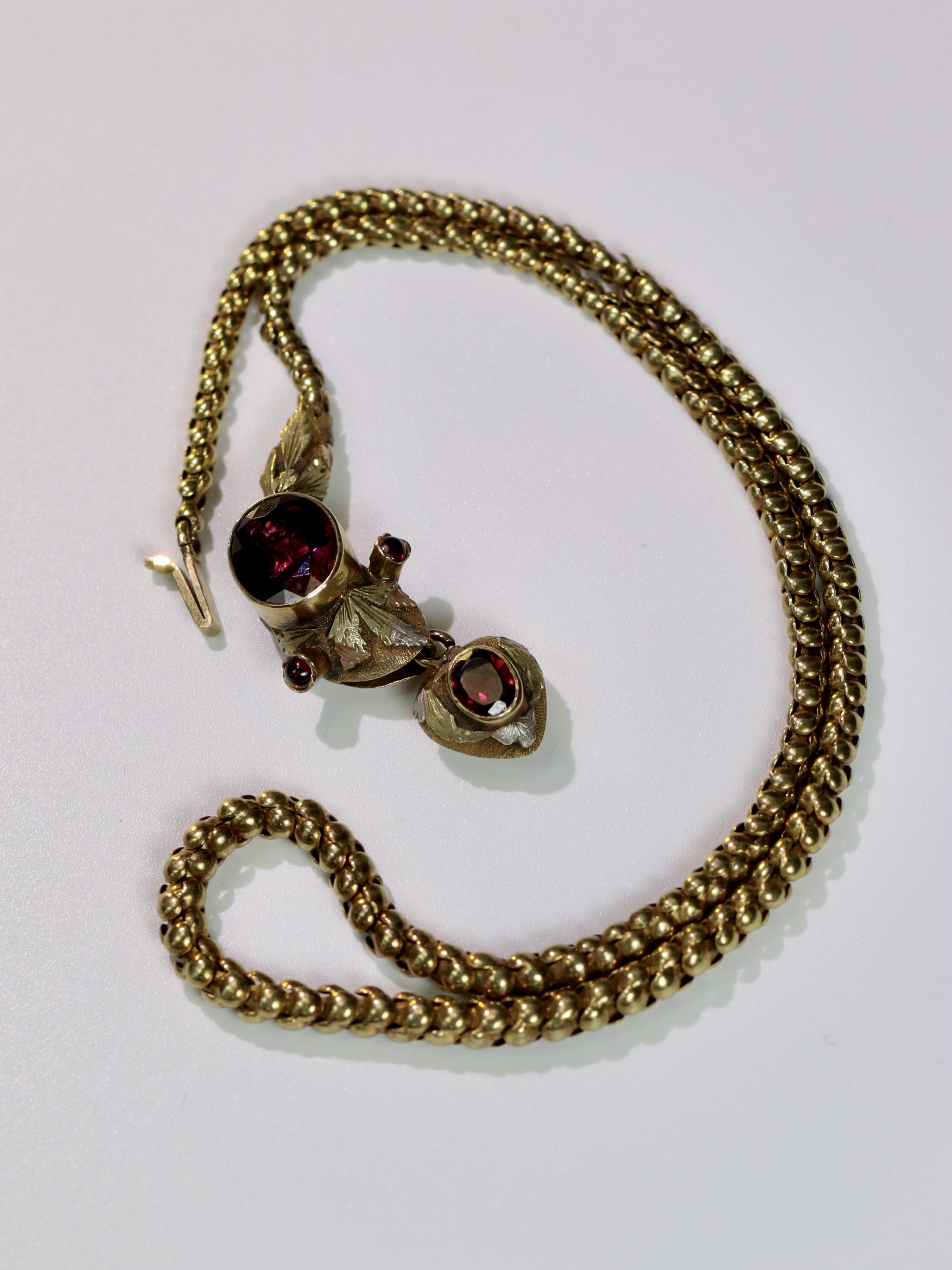 An Antique Cabochon Garnet and Gold Snake Necklace, circa 1860, the head formed from a cabochon - Bild 4 aus 11