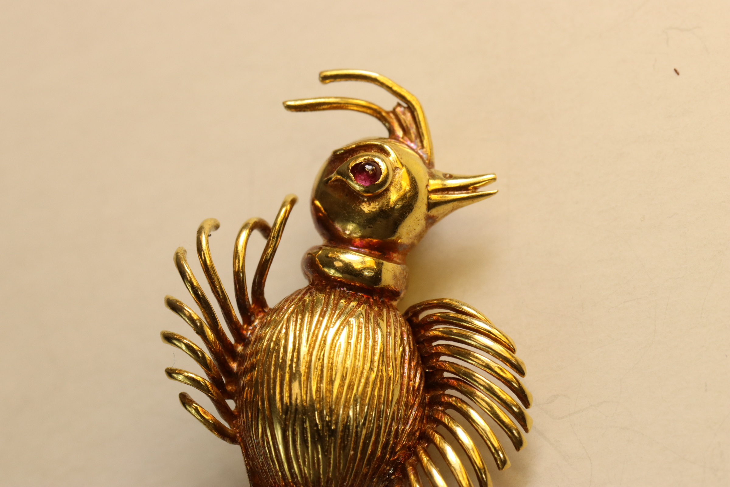 A small 1940s 18 ct Yellow Gold and Ruby Exotic Bird Brooch, The textured body with gold wire work - Image 5 of 5