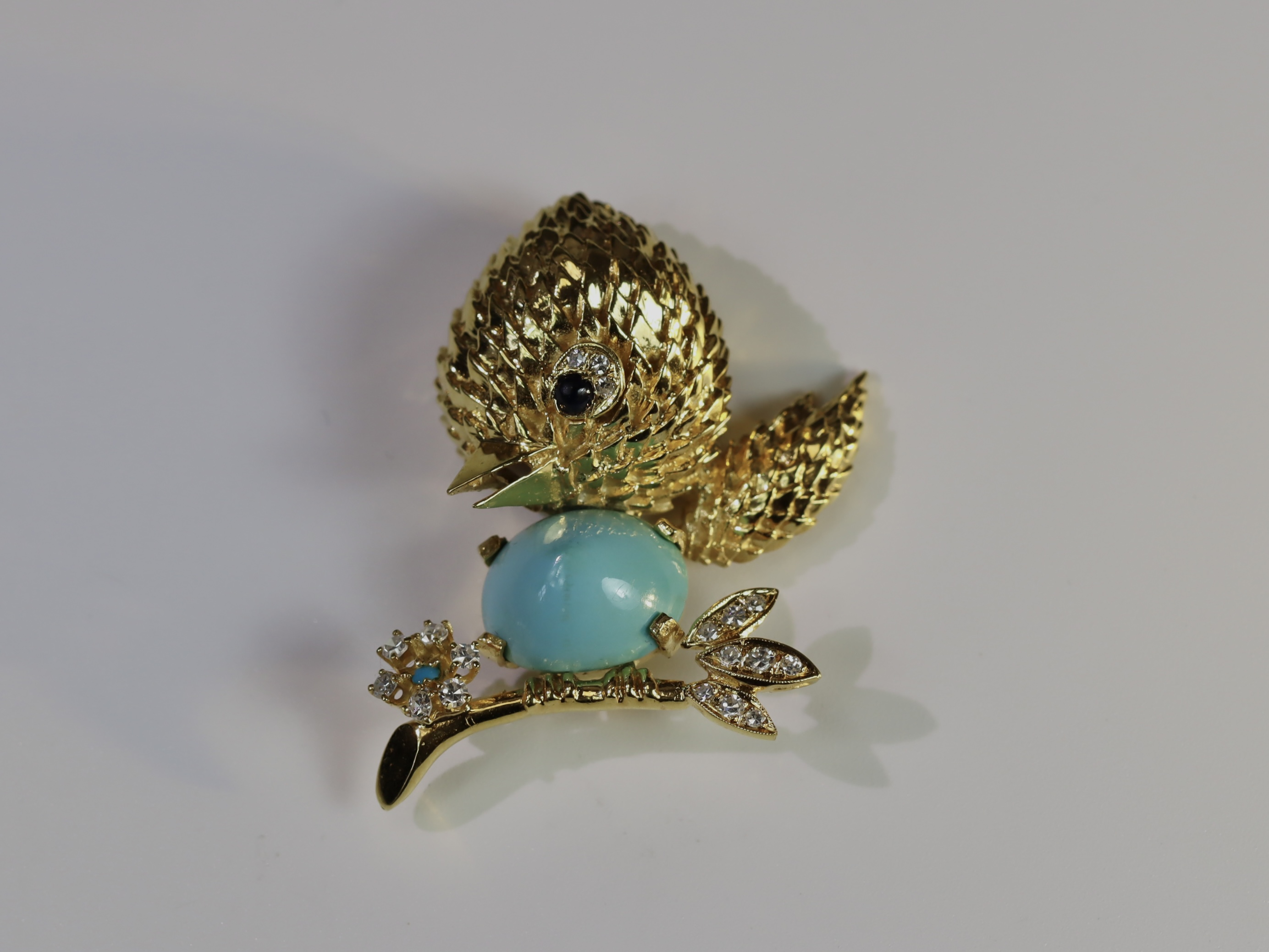 An Unusual Cheeky Bird 18 ct gold Brooch, the body formed from a cabochon turquoise with diamond set - Image 2 of 9