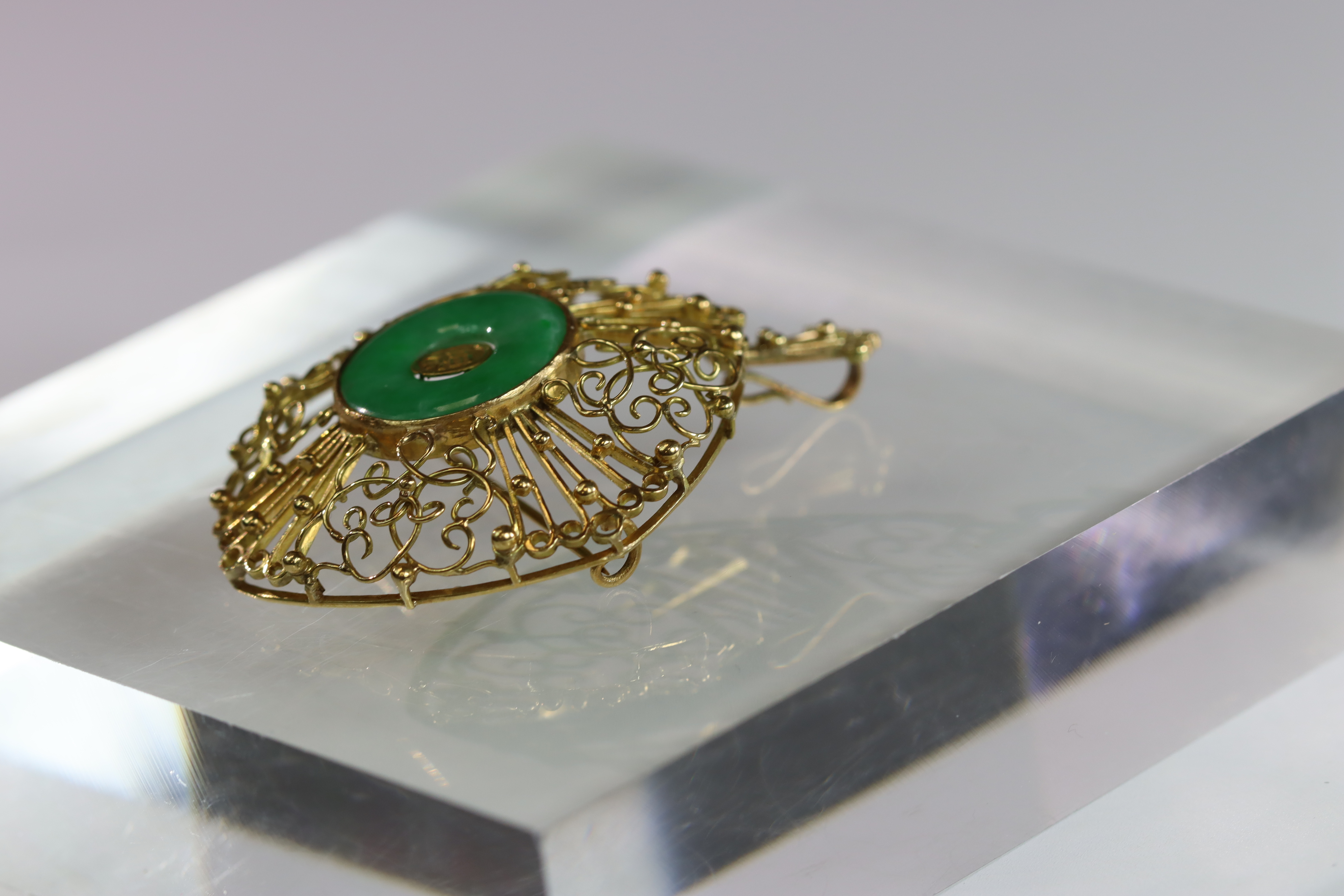 A 1960s Apple Green Jadeite Bi Disc and 18 ct Yellow Gold Pendant/Brooch, in entwined wirework - Image 9 of 14