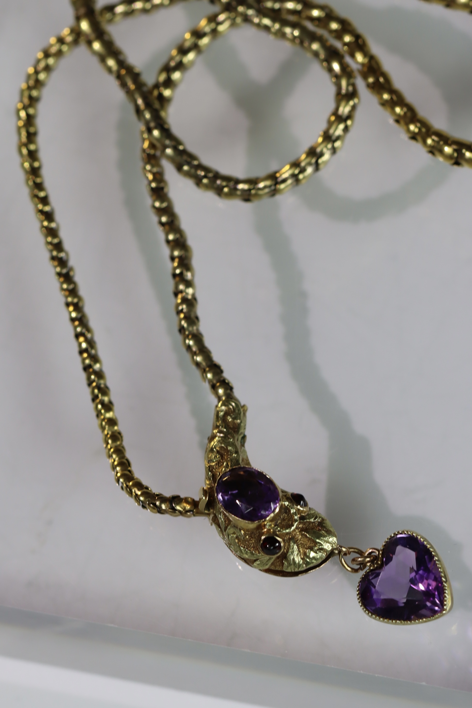 An Antique Gold and Amethyst Snake Necklace, circa1860,the head set with an oval shaped millgrain - Bild 3 aus 13