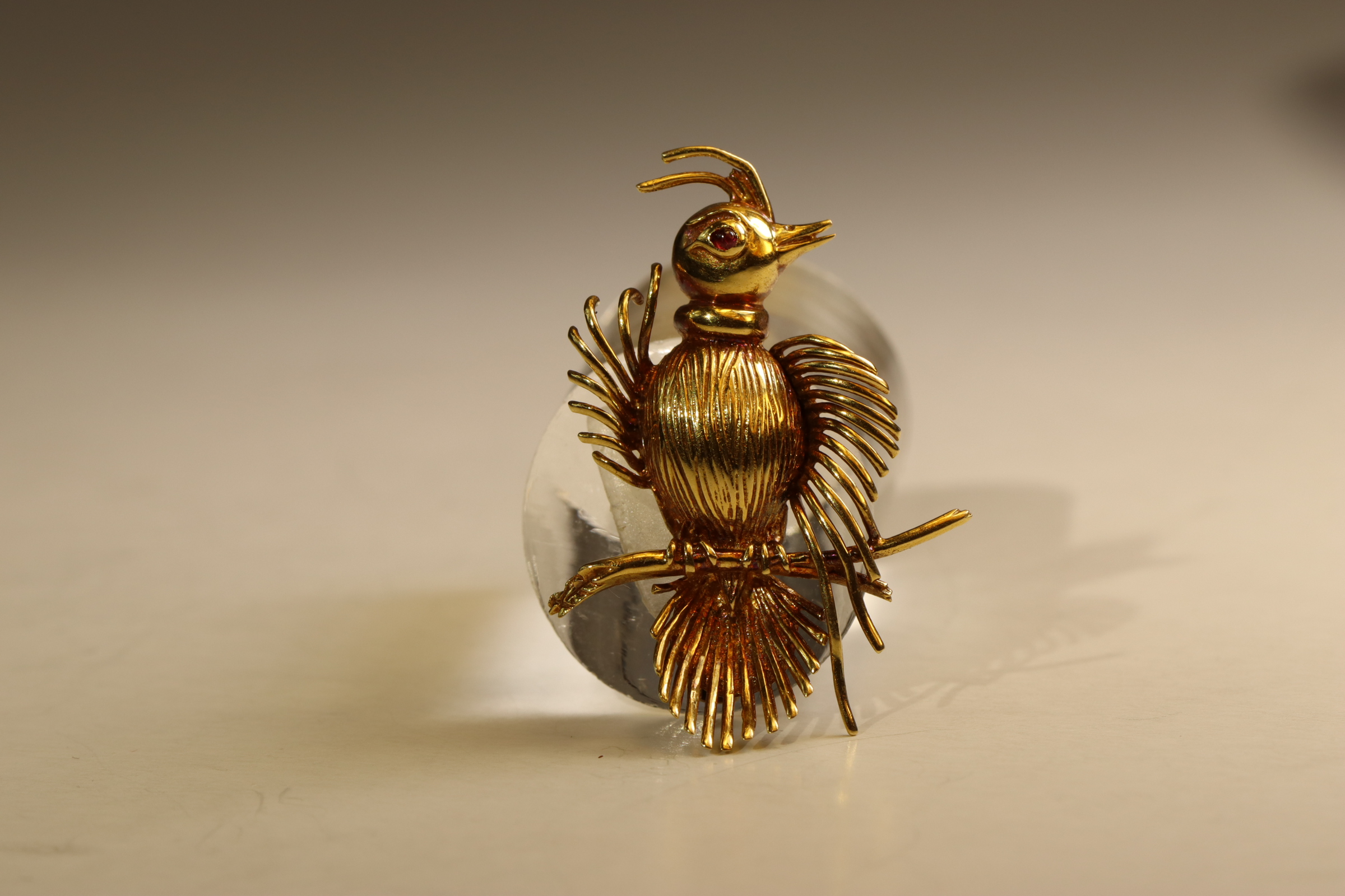 A small 1940s 18 ct Yellow Gold and Ruby Exotic Bird Brooch, The textured body with gold wire work - Image 3 of 5