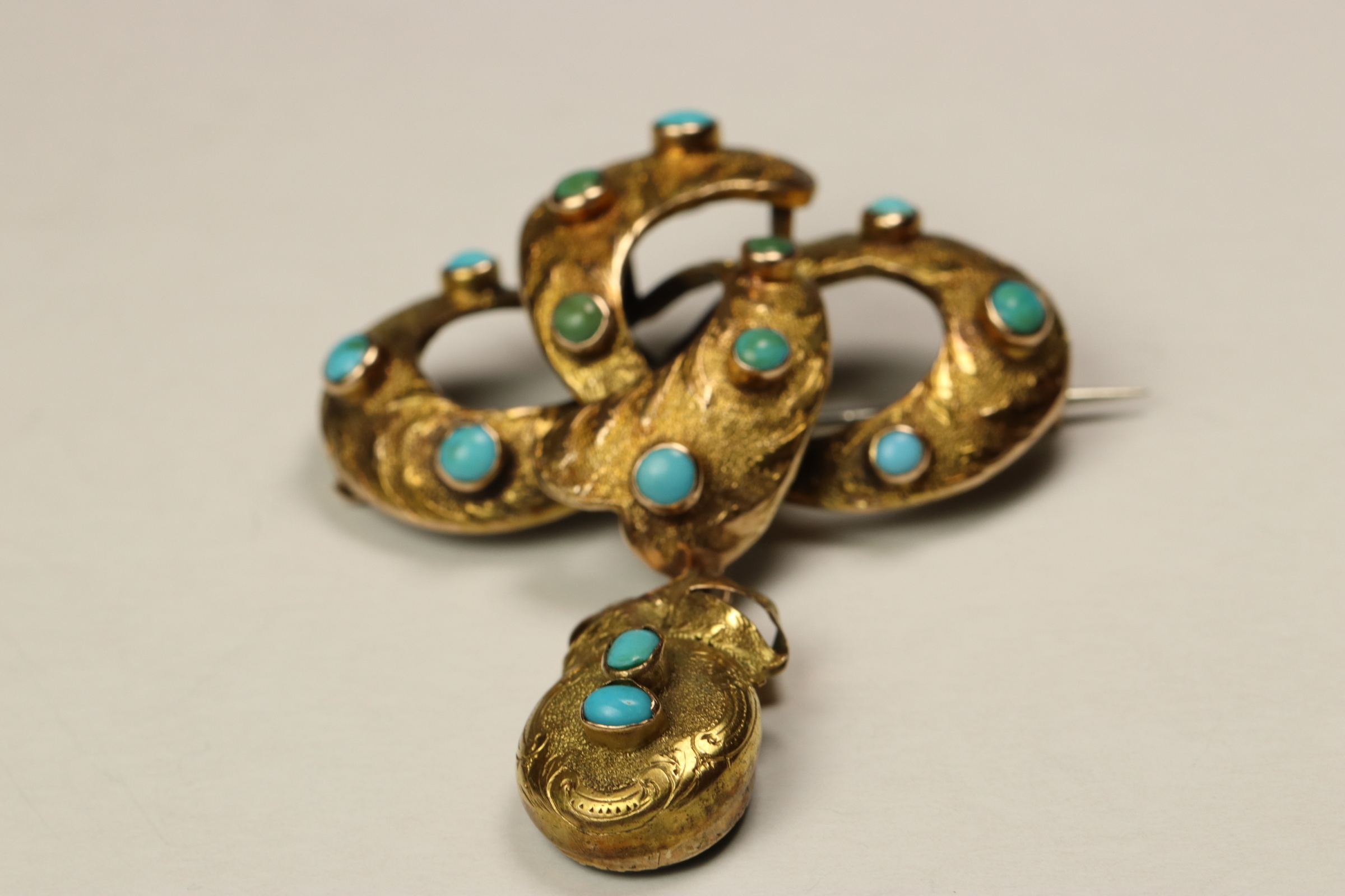 A Victorian 15 ct  Gold and Turquoise set Brooch, Of lovers knot design with a detachable oval - Image 3 of 7