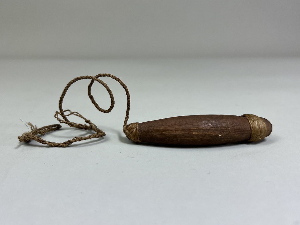 A Maori Fish Hook. New Zealand. Ca. 19th century.A fine Maori fish lure made with wood, haliotis - Image 4 of 9