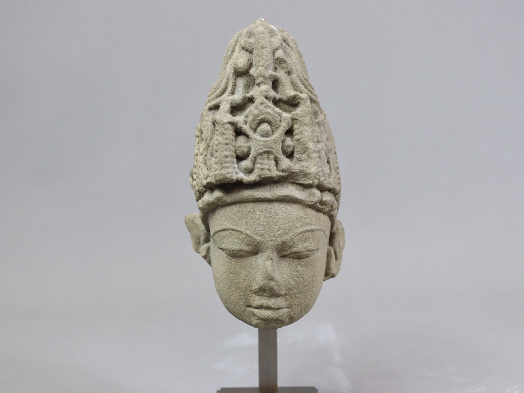 A Fine Stone Carving of Vishnu Head. India, ca: 11th/12th Century.A very fine sandstone finely - Image 2 of 7
