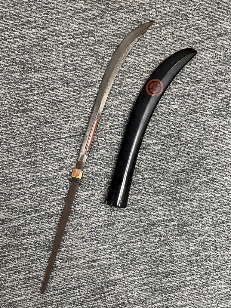 A Japanese Naginata, Sengoku/Edo Period.With curved blade formed with two red lacquer filled fullers - Image 2 of 6