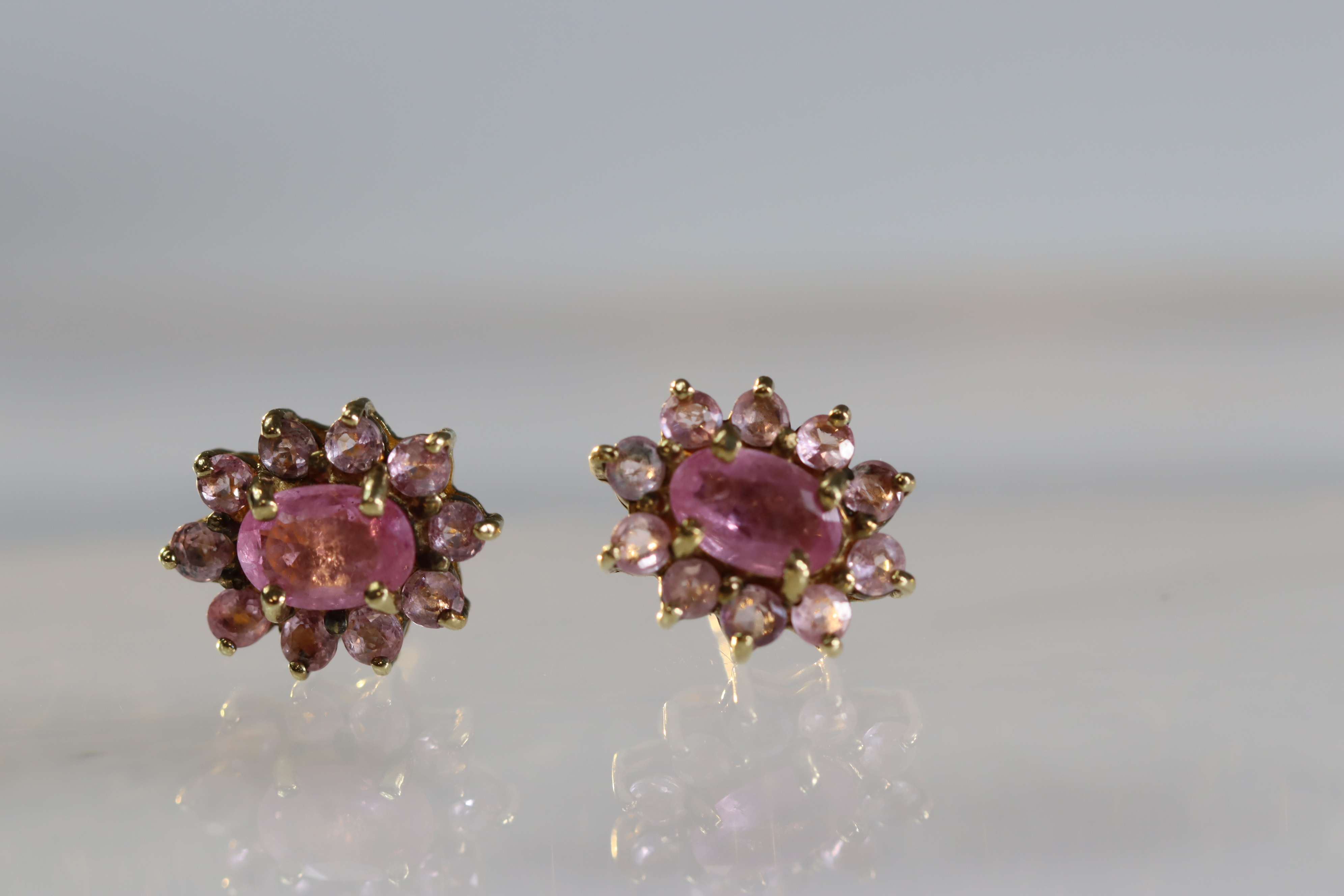 A Pair of Pink Sapphire Cluster Earrings A Pair of Pink Sapphire Cluster Earrings, mounted in yellow - Image 3 of 10