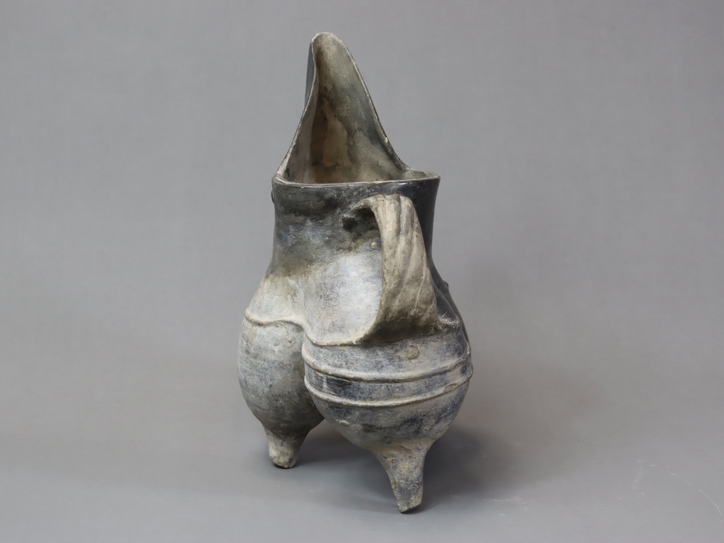 A Black Pottery Tripod Vessel, Neolithic,with spout shaped like a bird head , restoration upper - Image 4 of 7