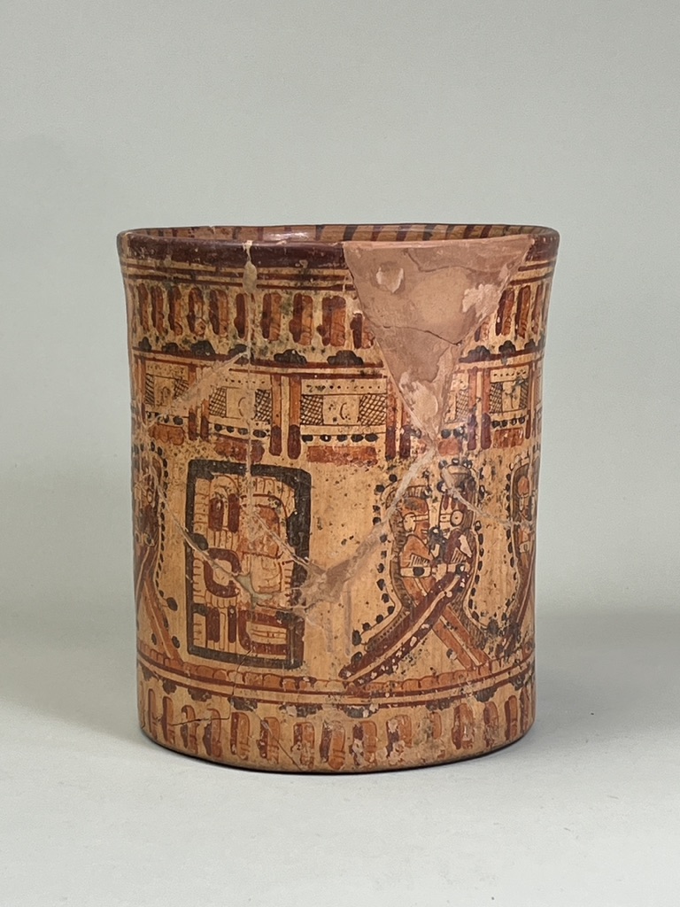 A Mayan Classic Period large vessel. Honduras ca. 250-900 AD.The very rare vessel decorated with six - Image 3 of 14