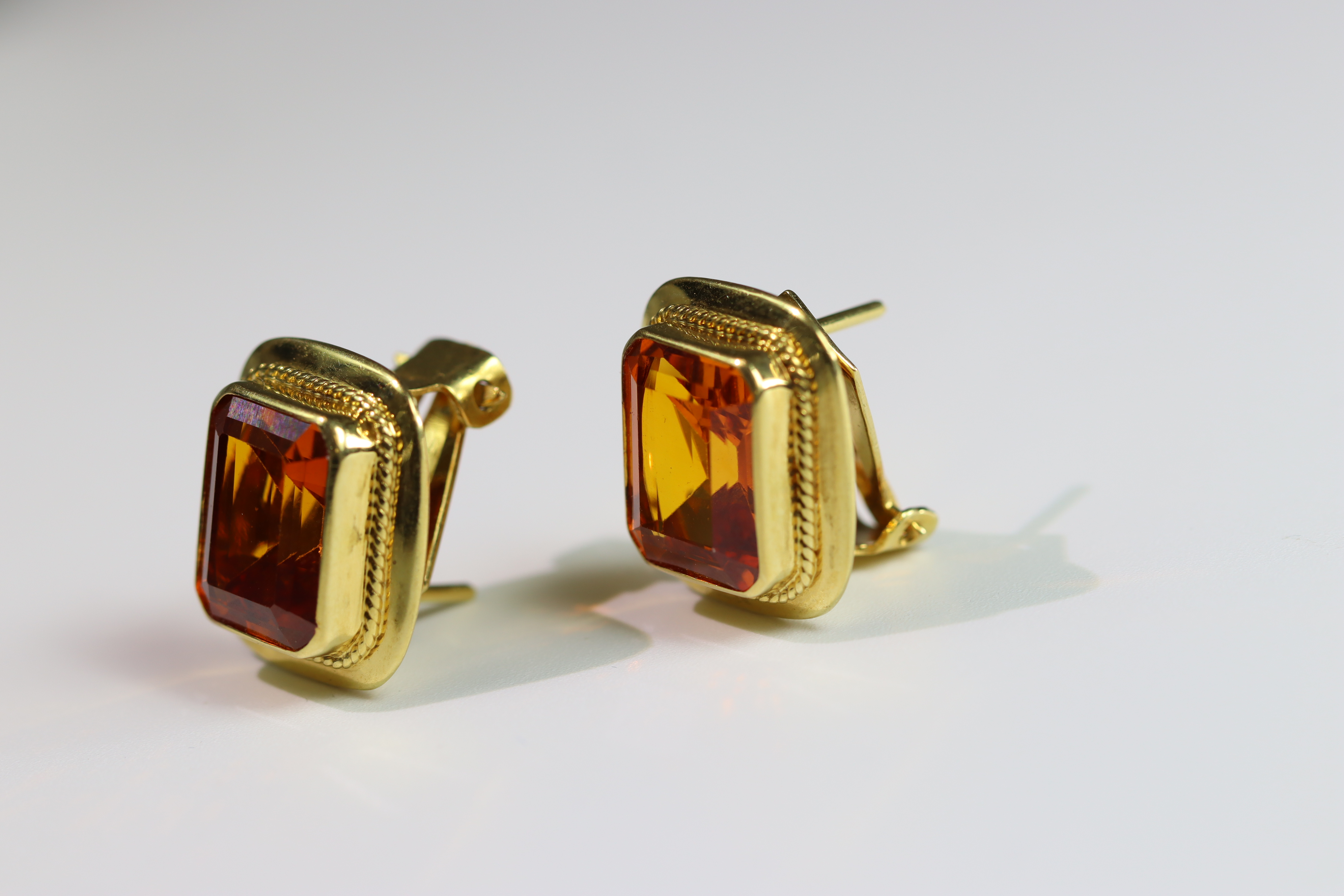 A Pair of man-made Orange Citrine(?) and Yellow Metal (stamped 750) Single Stone Earrings each - Bild 4 aus 8