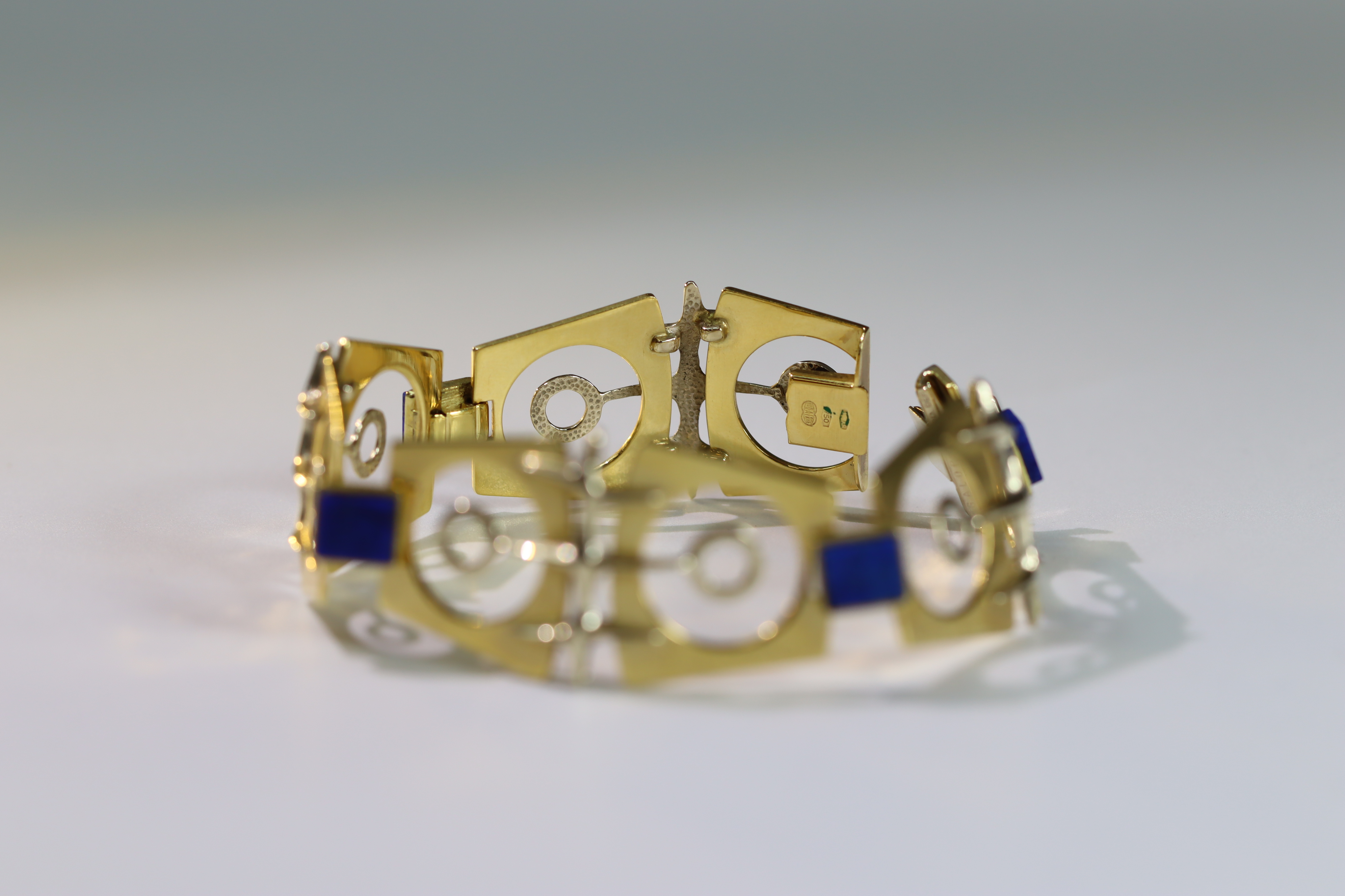 An Italian 18k Gold Bracelet set with Lapis lazuli, designed by Galoppi. Fully signed. Weight 44. - Image 7 of 15