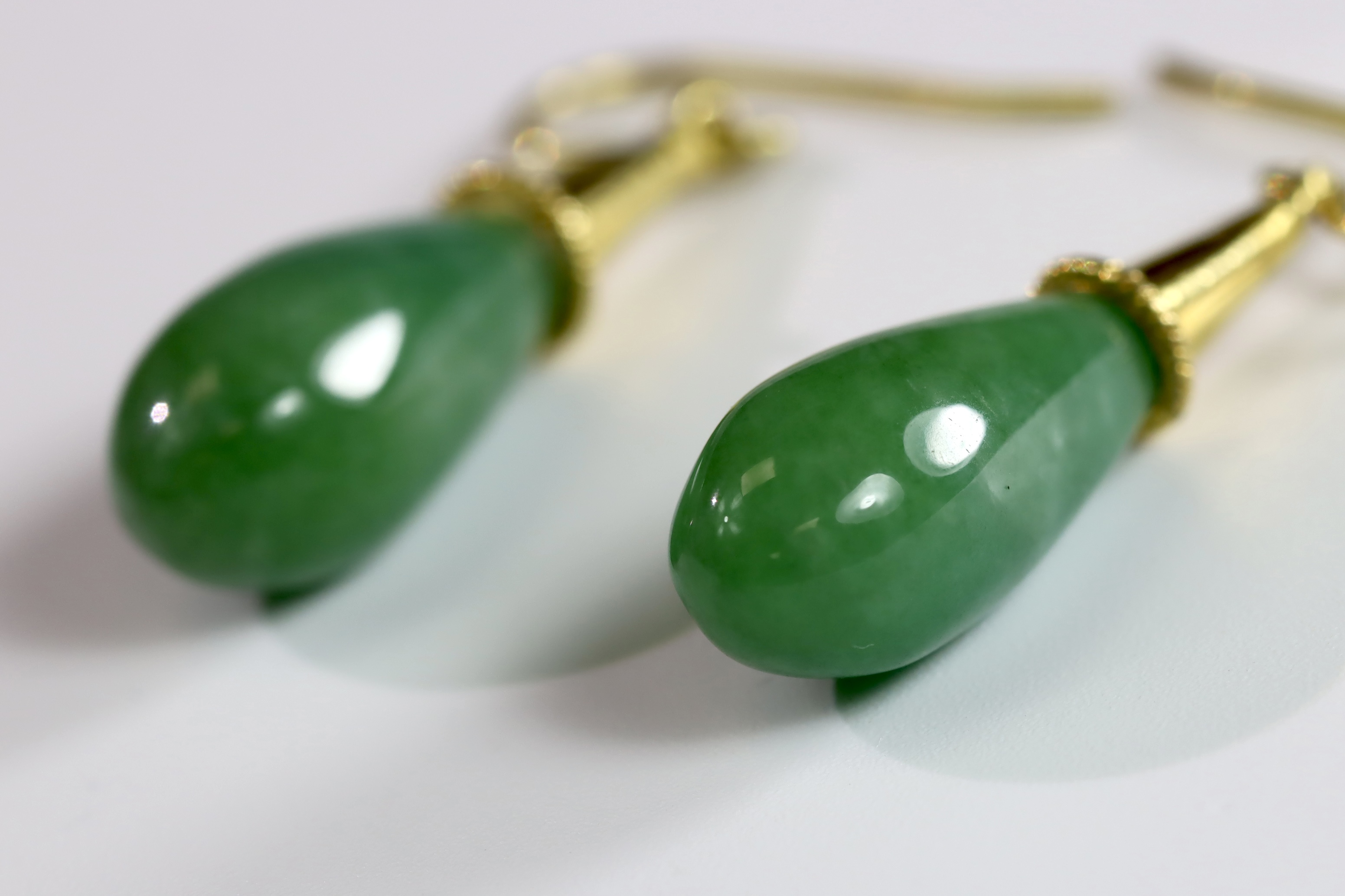 A Pair of 18 ct Yellow Gold and Jade style Pipkin Drop Earrings approx.5.5g.,L:3cm. approx.5.5g.,L: - Image 2 of 6