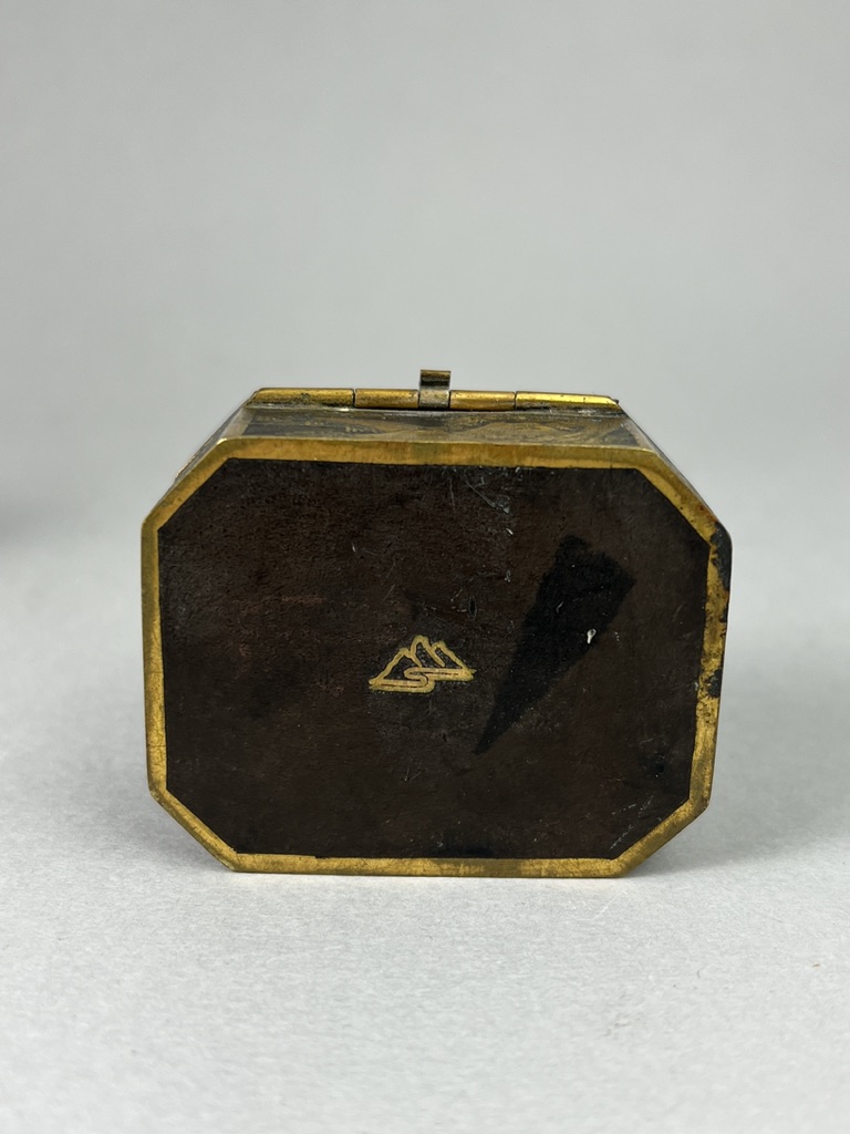 A Japanese Inlaid Metal Snuffbox, Meiji periodA Japanese inlaid metal Snuffbox and hinged Cover, - Image 3 of 6