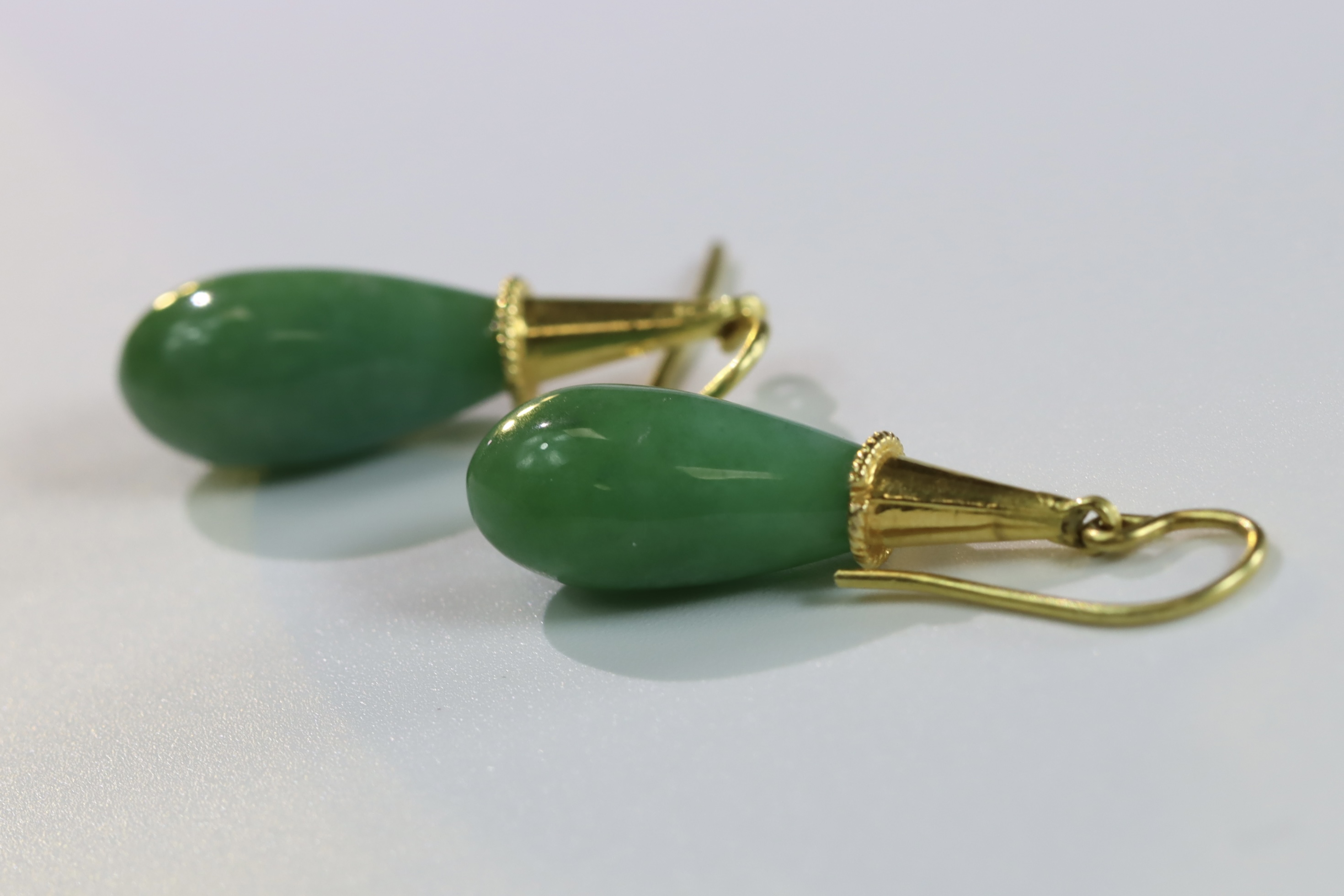 A Pair of 18 ct Yellow Gold and Jade style Pipkin Drop Earrings approx.5.5g.,L:3cm. approx.5.5g.,L: - Image 6 of 6
